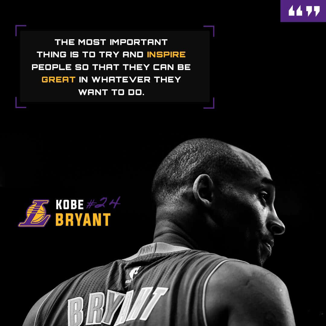 Mamba Mentality 桌布 壁紙 — 柯比·布萊恩身穿湖人球衣的黑白肖像，並疊加了一句勵志名言。