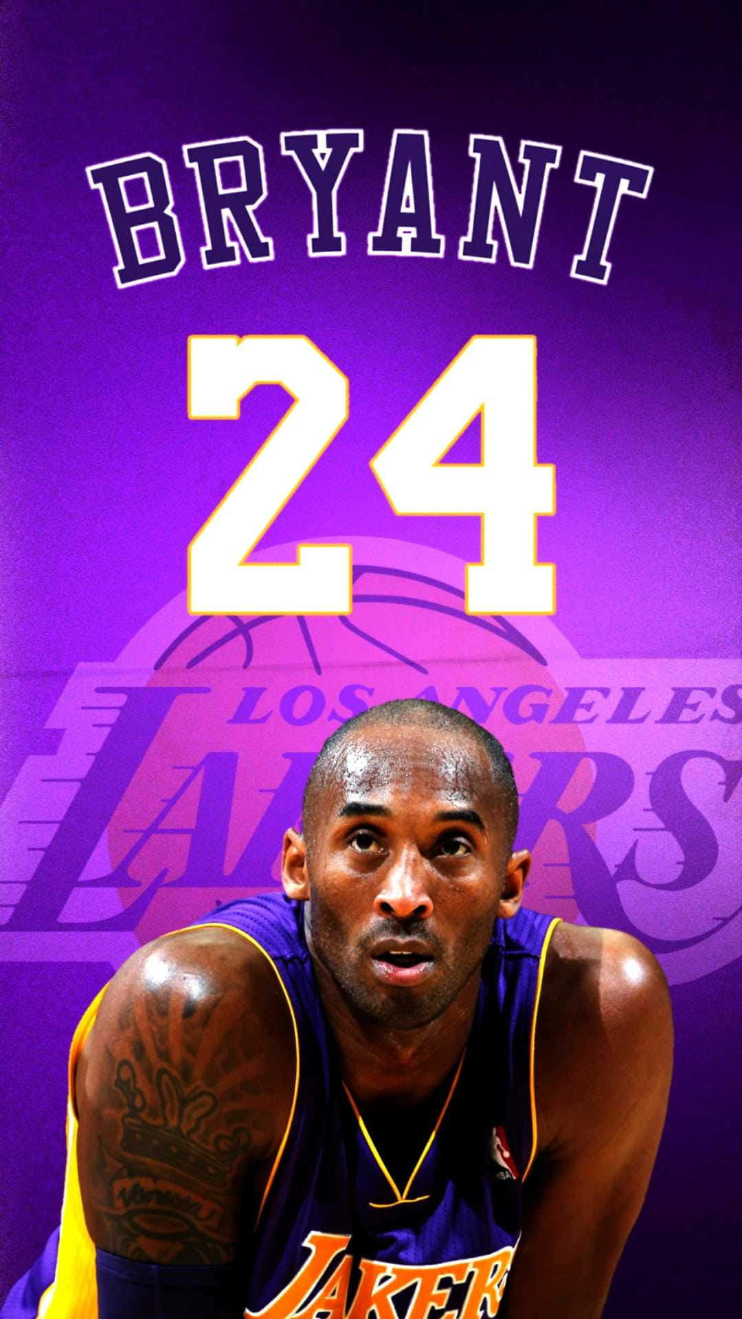 Kobe Bryant Basketball 桌布 壁紙 — 柯比·布萊恩身穿紫金色湖人球衣，在充滿活力的紫色背景下凝視，他的名字和24號球衣號碼清晰可見。