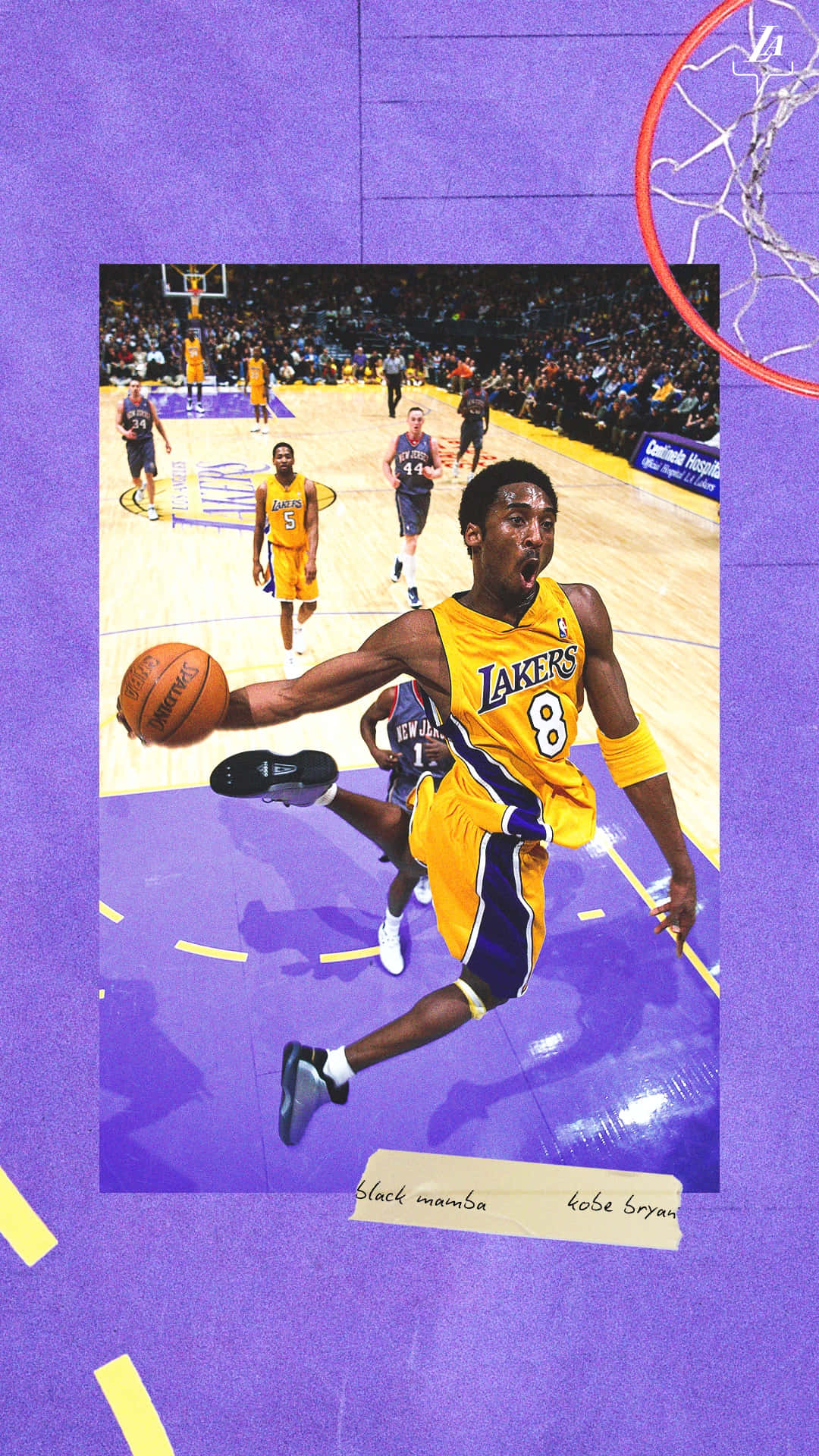 Aesthetic NBA 桌布 壁紙 — 柯比·布萊恩身穿黃色湖人球衣，在擠滿觀眾的NBA比賽中灌籃，背景為紫色和籃球框。