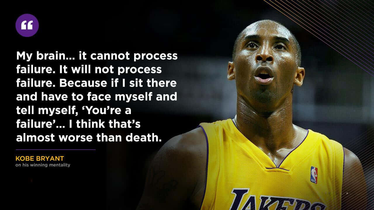 Mamba Mentality 桌布 壁紙 — 柯比·布萊恩身穿黃色湖人球衣，在深色背景上帶有他關於勝利心態的引言，凝視著前方。