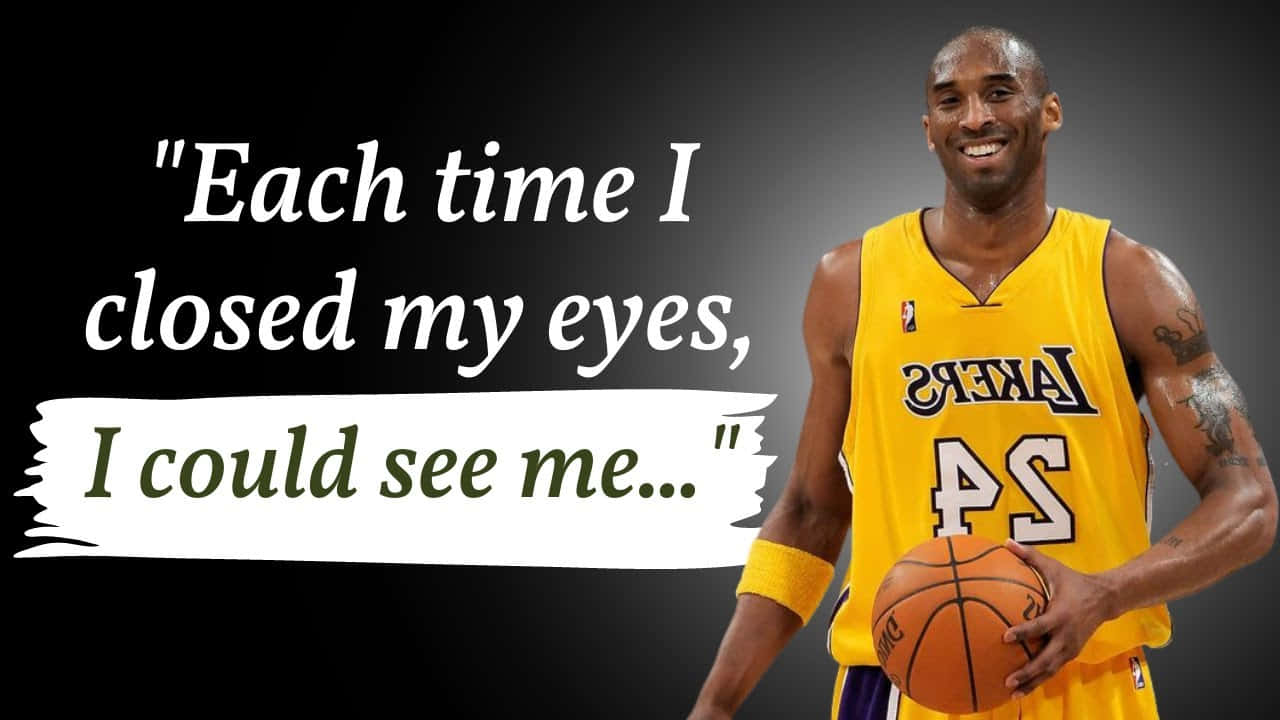 Mamba Mentality 桌布 壁紙 — 柯比·布萊恩身穿黃色湖人球衣，手持籃球，在深色漸變背景上疊加了一句名言。