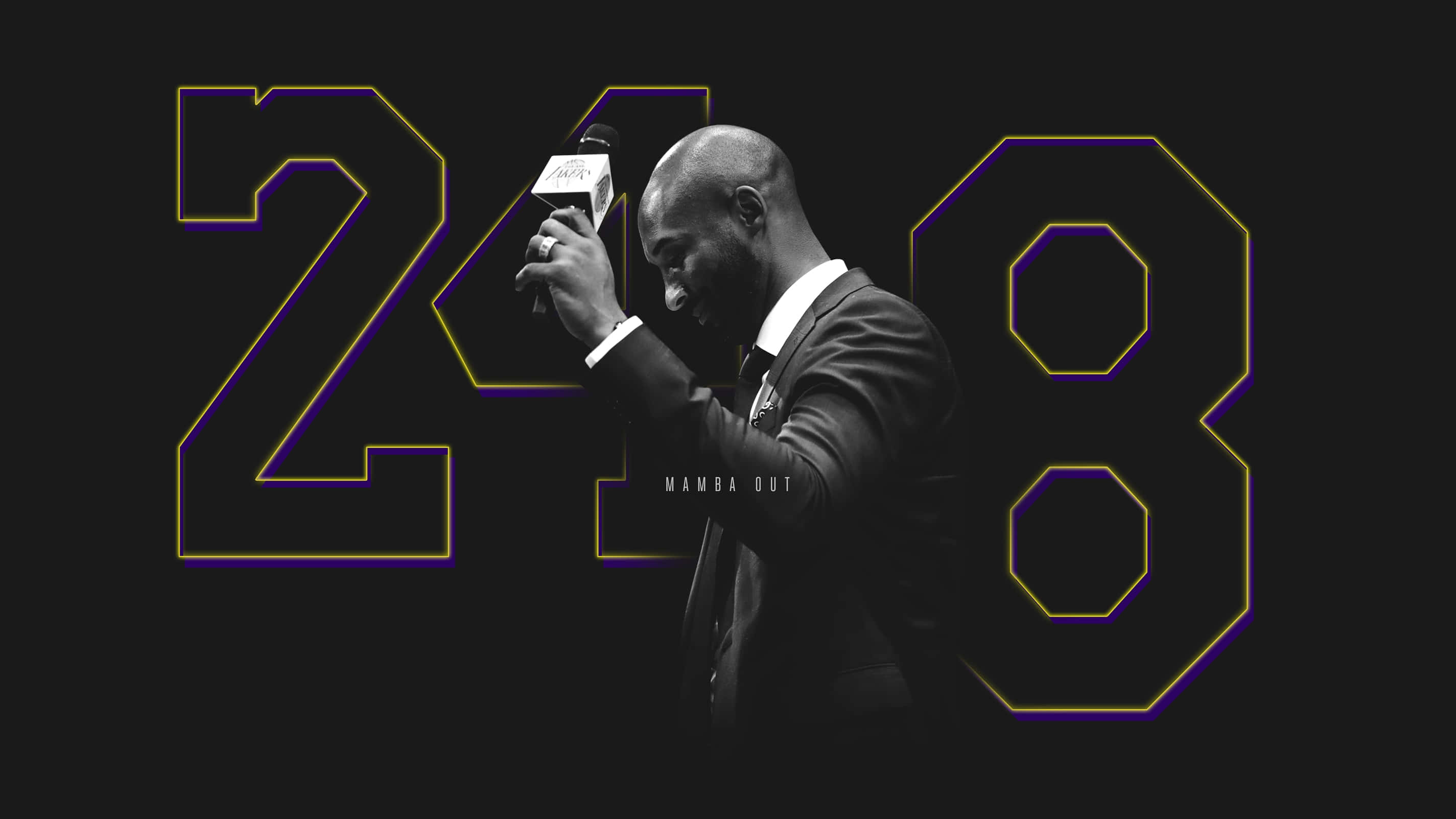 Kobe Bryant Basketball 桌布 壁紙 — 柯比布萊恩的黑白肖像，手持麥克風，背後有發光的霓虹燈數字24和8。