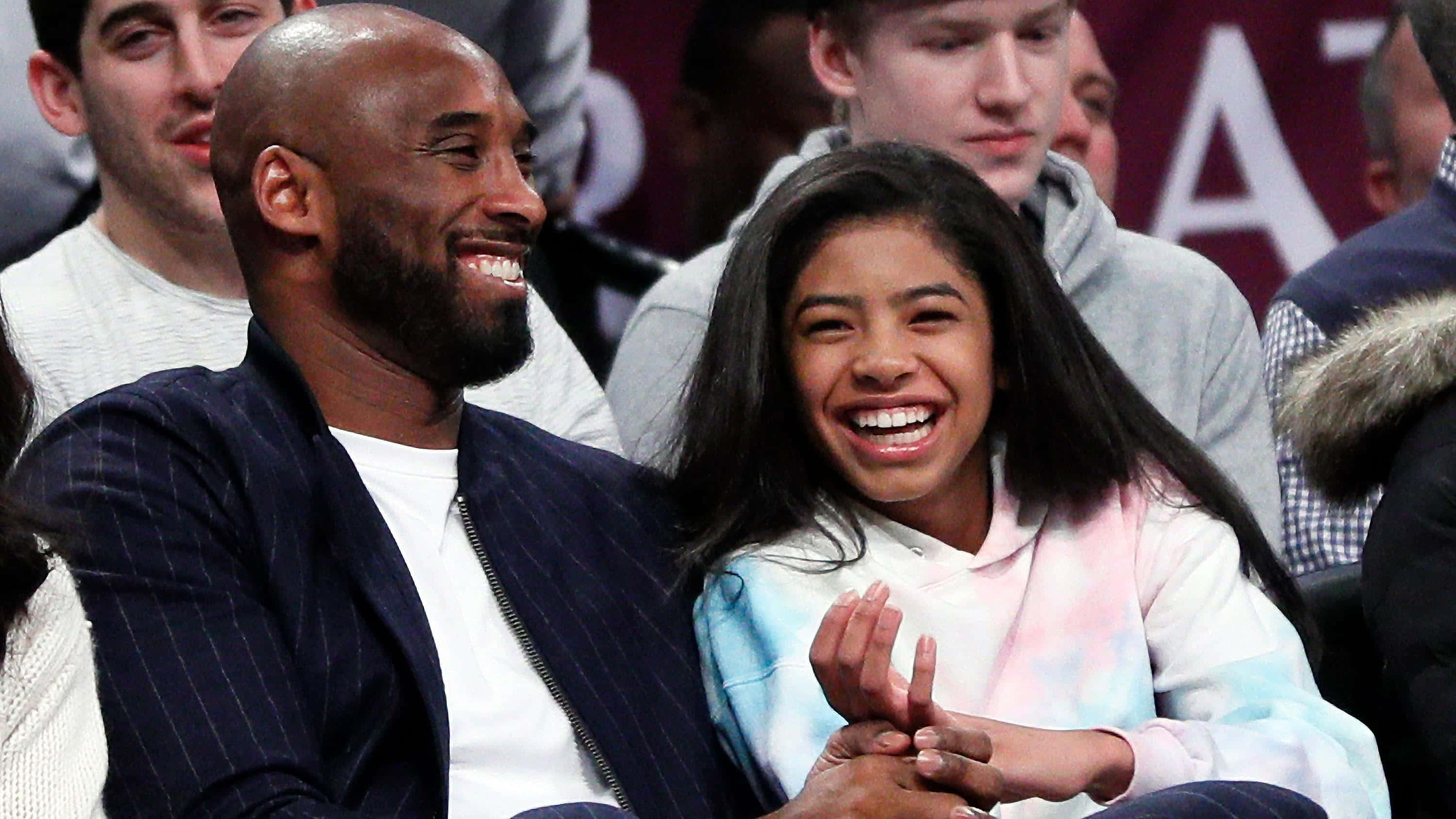 Kobe And Gigi 桌布 壁紙 — 柯比布萊恩與女兒吉安娜在籃球比賽中分享歡樂時刻，笑容燦爛。