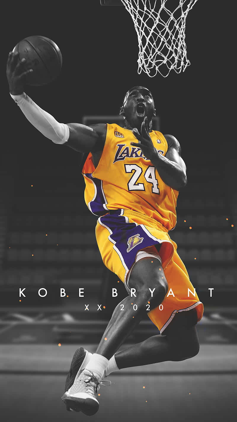 籃球 桌布 壁紙 — 柯比布萊恩身穿湖人球衣，在昏暗的球場背景下，專注地灌籃。