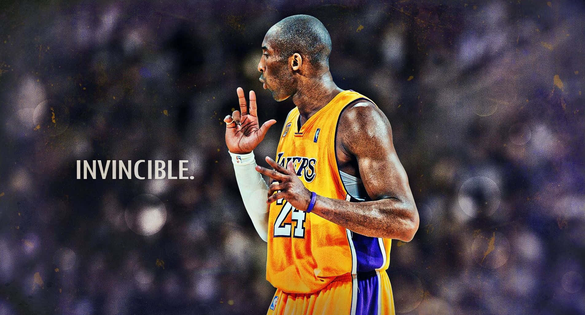 NBA 桌布 壁紙 — 柯比布萊恩身穿湖人球衣，在模糊的人群背景下專注地做出和平手勢。