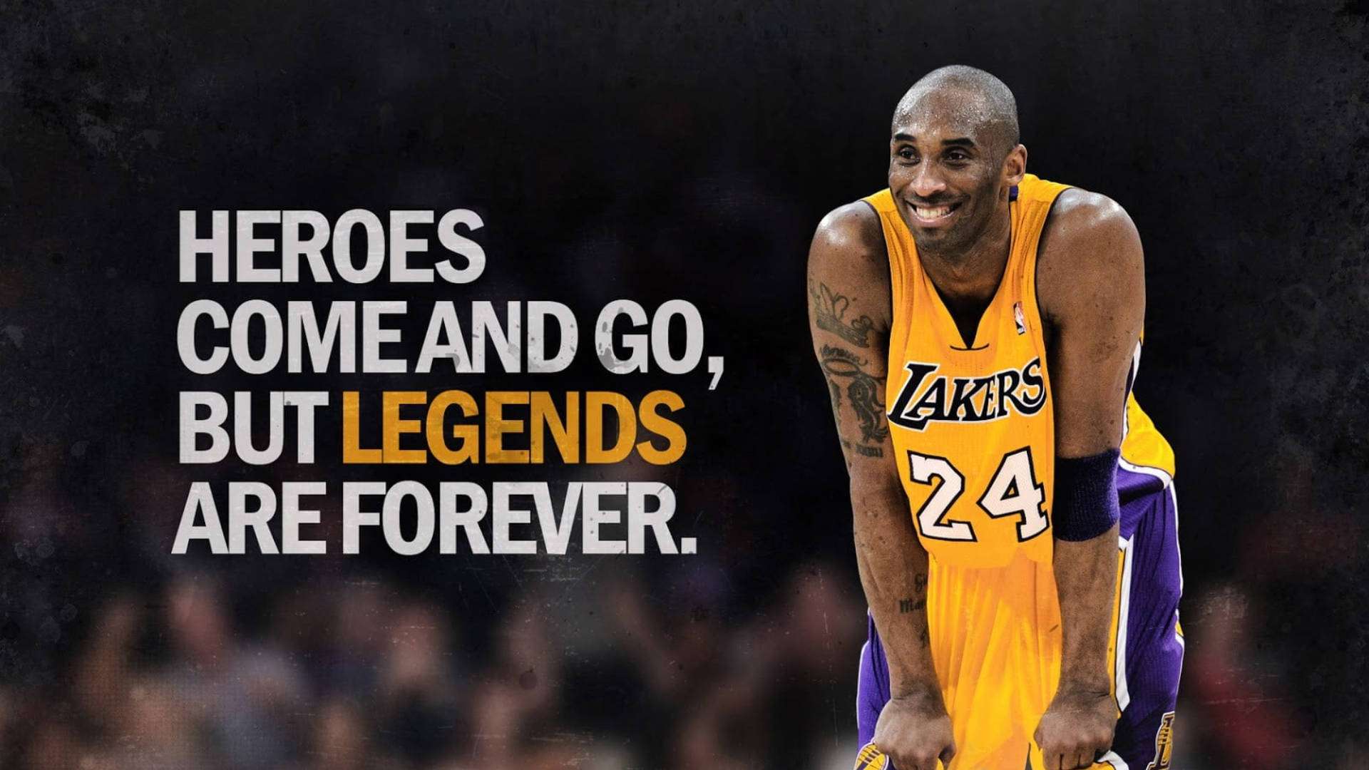 Kobe Bryant Basketball 桌布 壁紙 — 柯比布萊恩身穿湖人球衣，在深色背景上自信微笑，粗體文字宣告傳奇永恆。