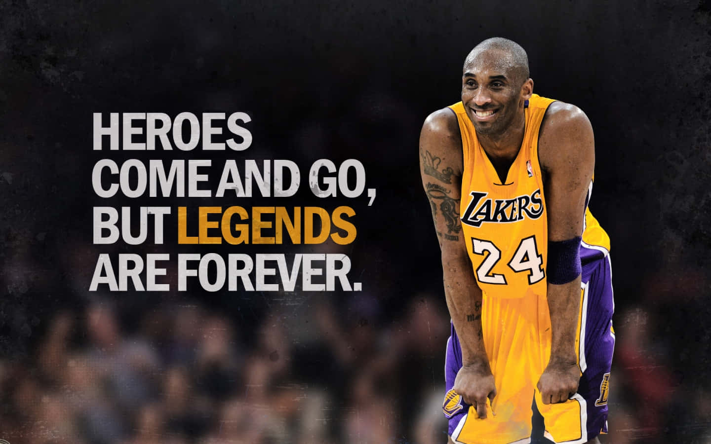 Kobe Bryant Basketball 桌布 壁紙 — 柯比布萊恩身穿湖人球衣，在深色背景前自信微笑，粗體文字宣告傳奇永恆。