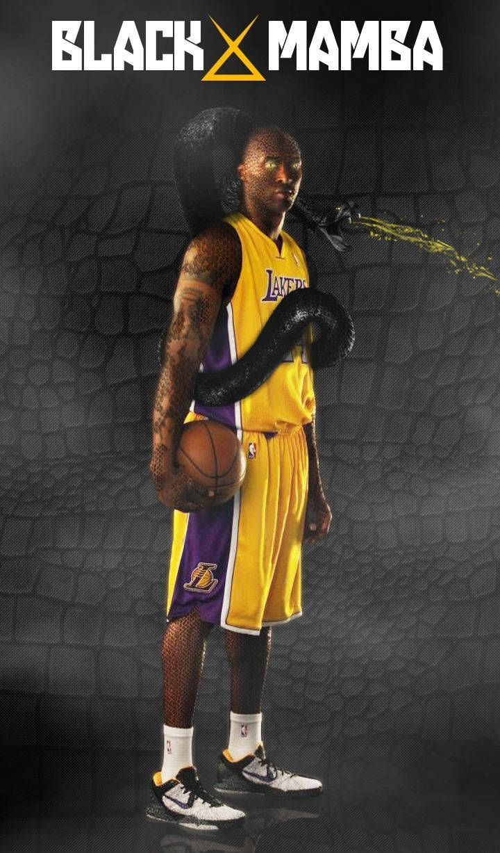 Kobe Bryant iPhone 桌布 壁紙 — 柯比布萊恩身穿湖人球衣，手持籃球，一條黑色曼巴蛇纏繞在他的手臂上，背景為質感深色。