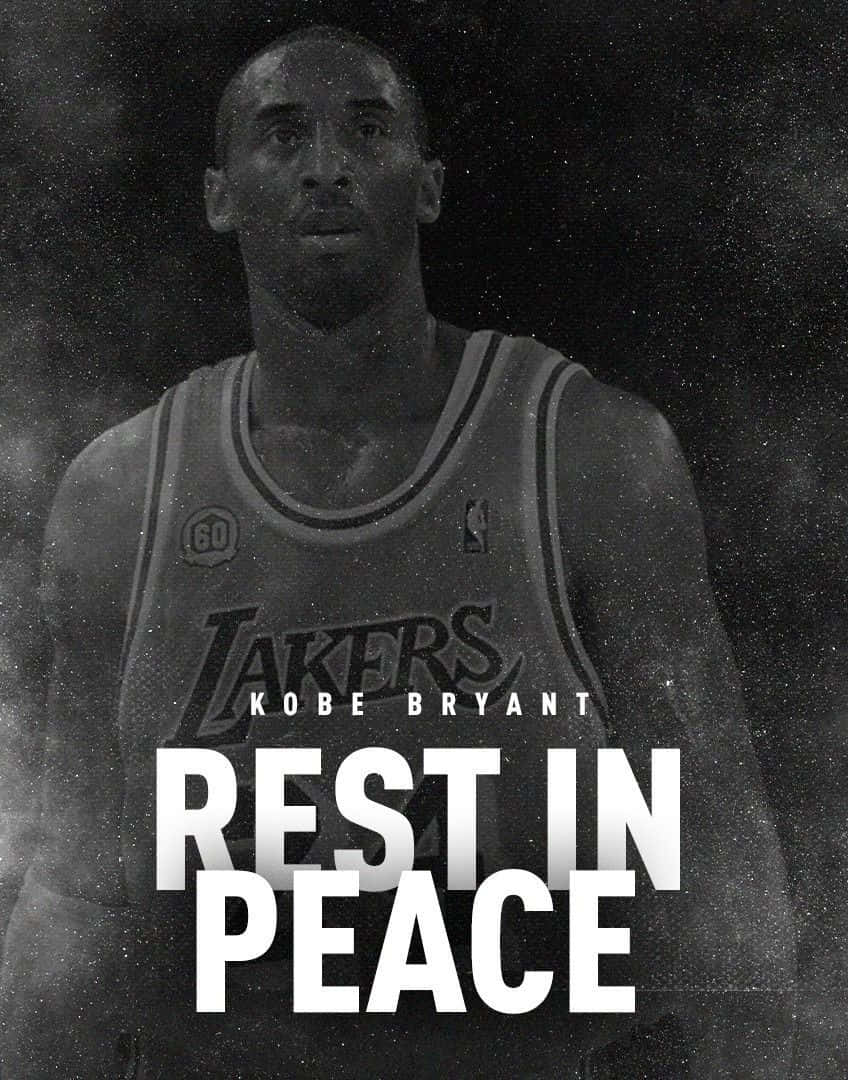 Rip 桌布 壁紙 — 柯比布萊恩身穿湖人球衣的黑白肖像，上面疊加「REST IN PEACE」文字。