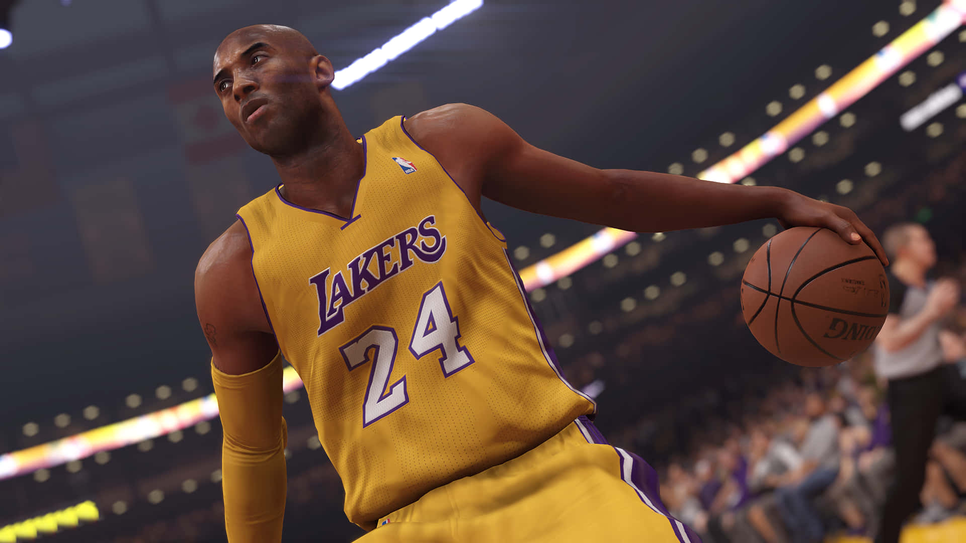 NBA 2k 桌布 壁紙 — 柯比布萊恩身穿湖人隊24號球衣，在燈光明亮的球場上運球，背景是模糊的人群。