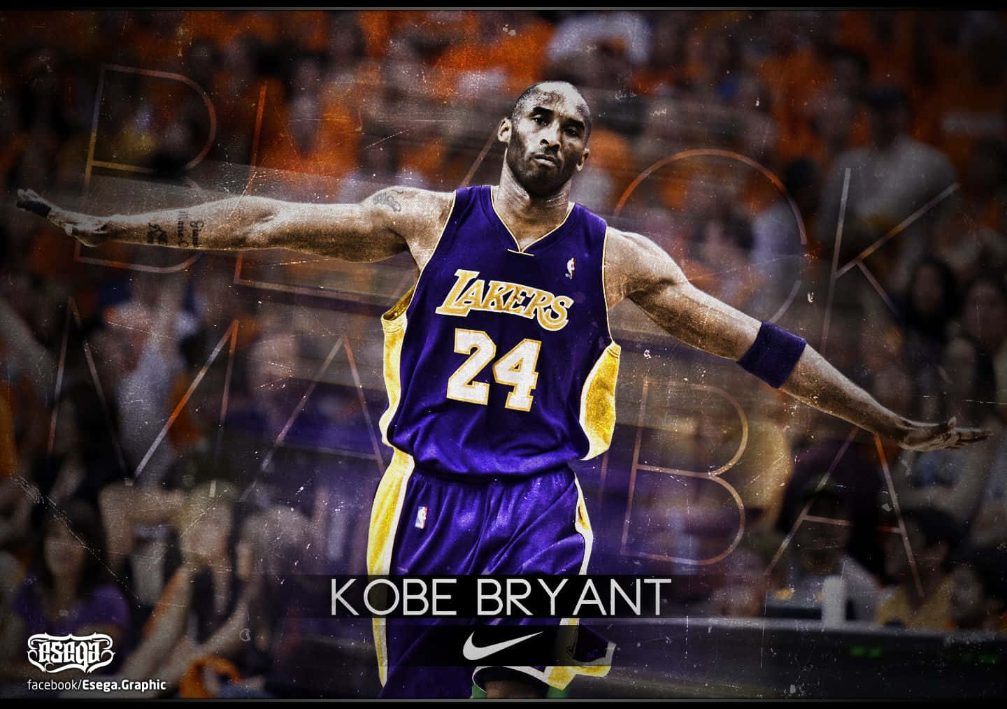 科比· Bryant 桌布 壁紙 — 柯比布萊恩身穿紫色和金色的湖人隊24號球衣，雙臂張開，擺出充滿動感的籃球姿勢。