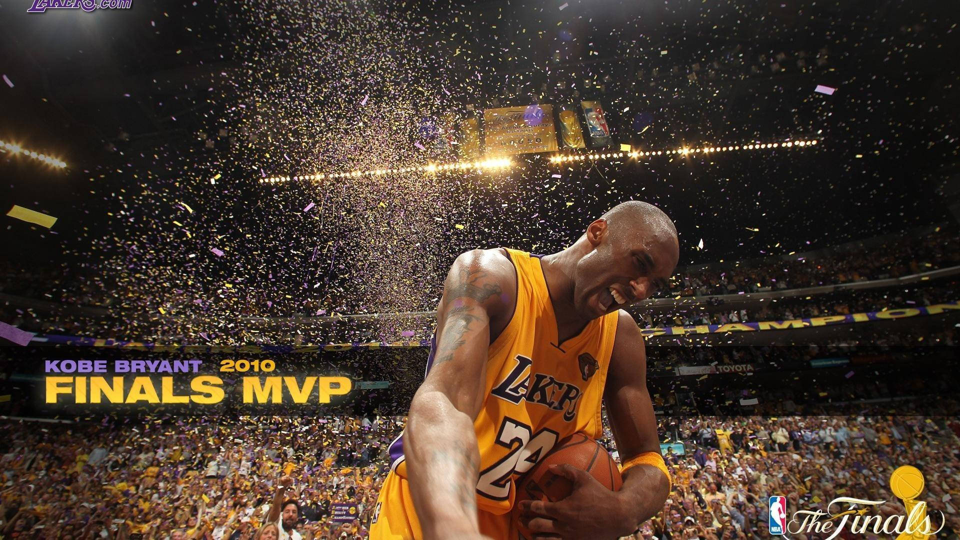 柯比布萊恩慶祝贏得2010年總決賽MVP，紙屑灑落在人群中。