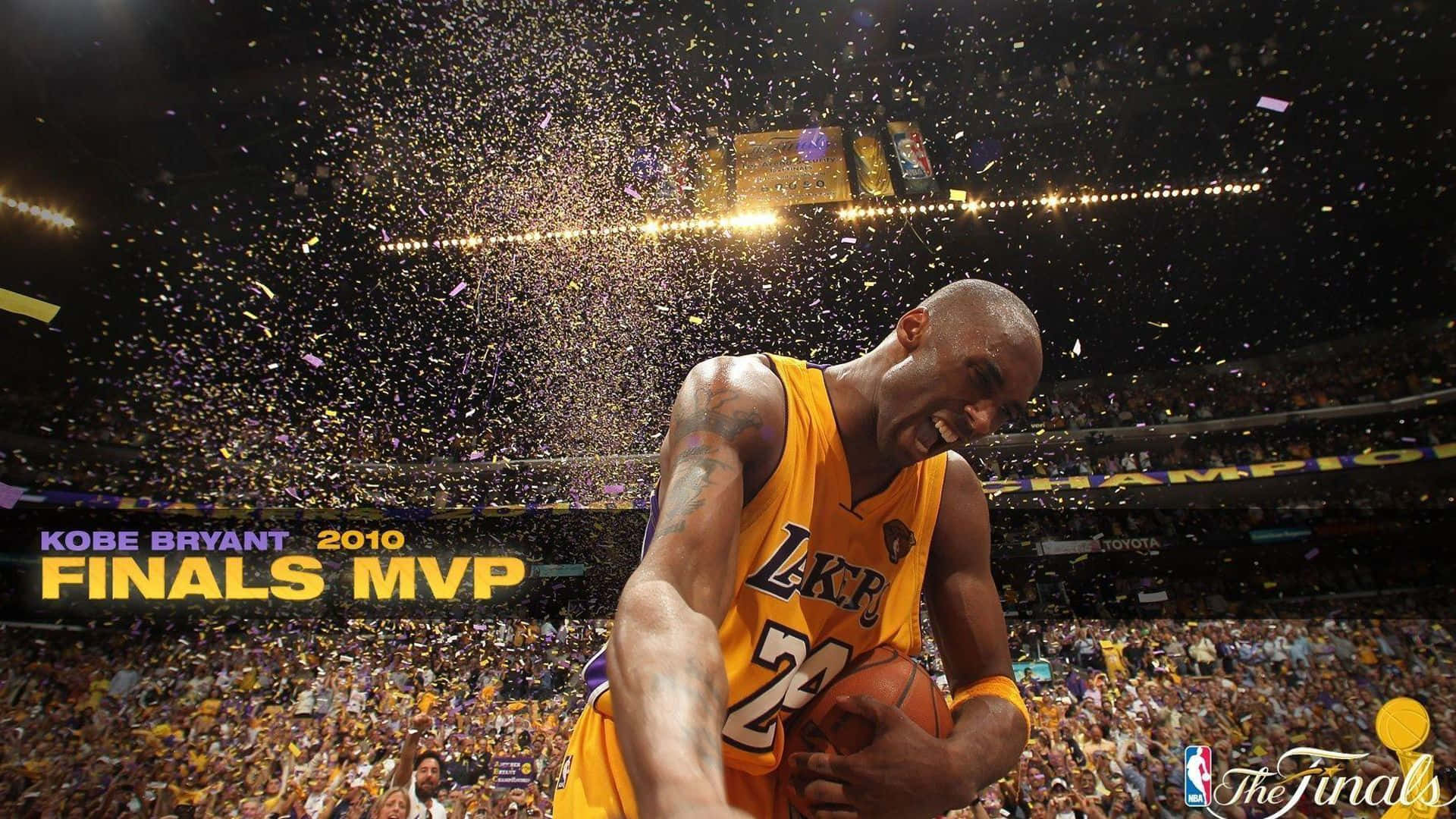 科比 桌布 壁紙 — 柯比布萊恩身穿黃色湖人球衣，在2010年NBA總決賽MVP慶祝活動中，於紙屑飄落的擁擠場館內，開心地笑著並抱著籃球。