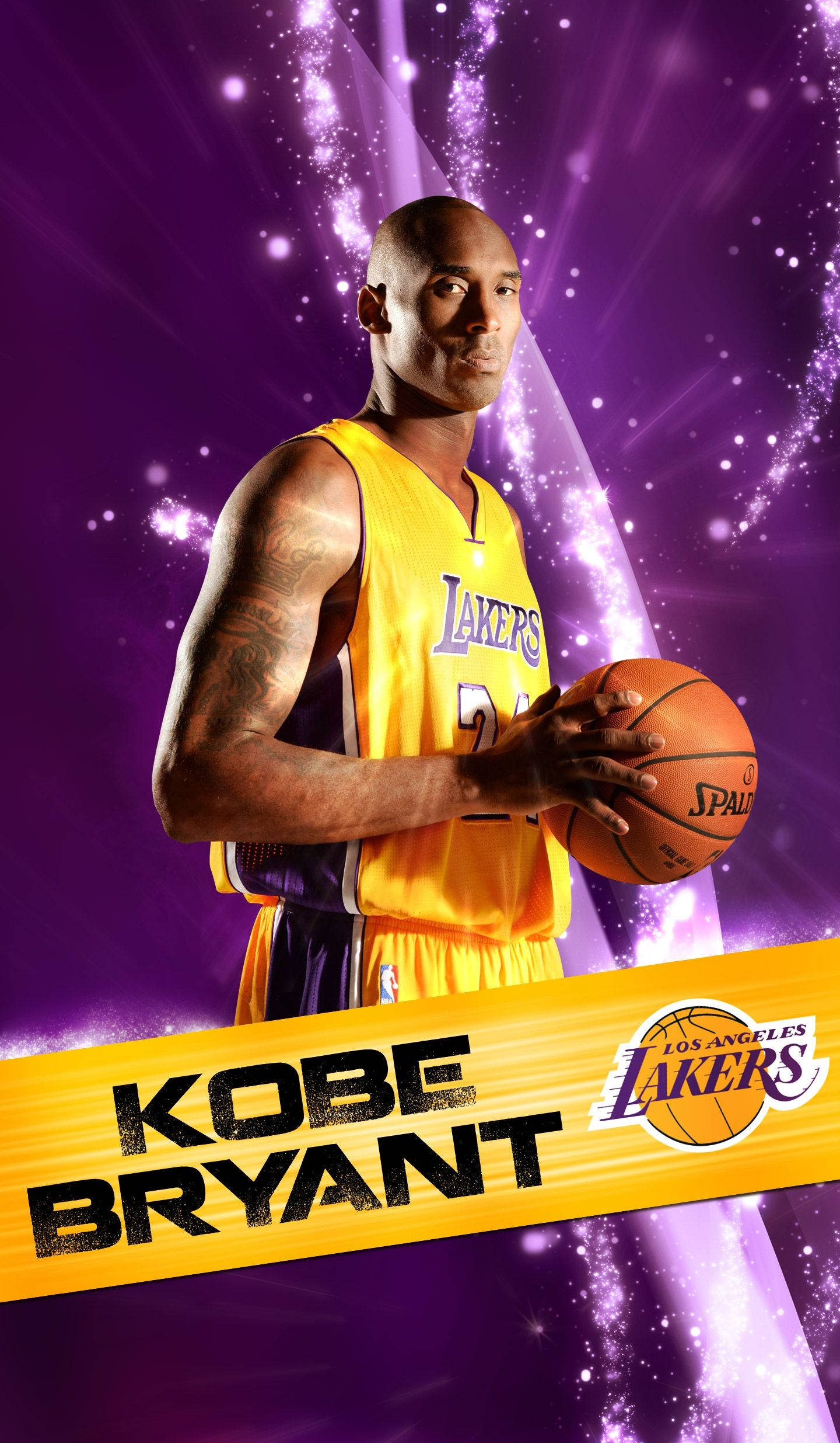 Kobe Bryant iPhone 桌布 壁紙 — 柯比布萊恩身穿黃色湖人球衣，在閃爍的紫色背景下手持籃球，下方有其名字橫幅。