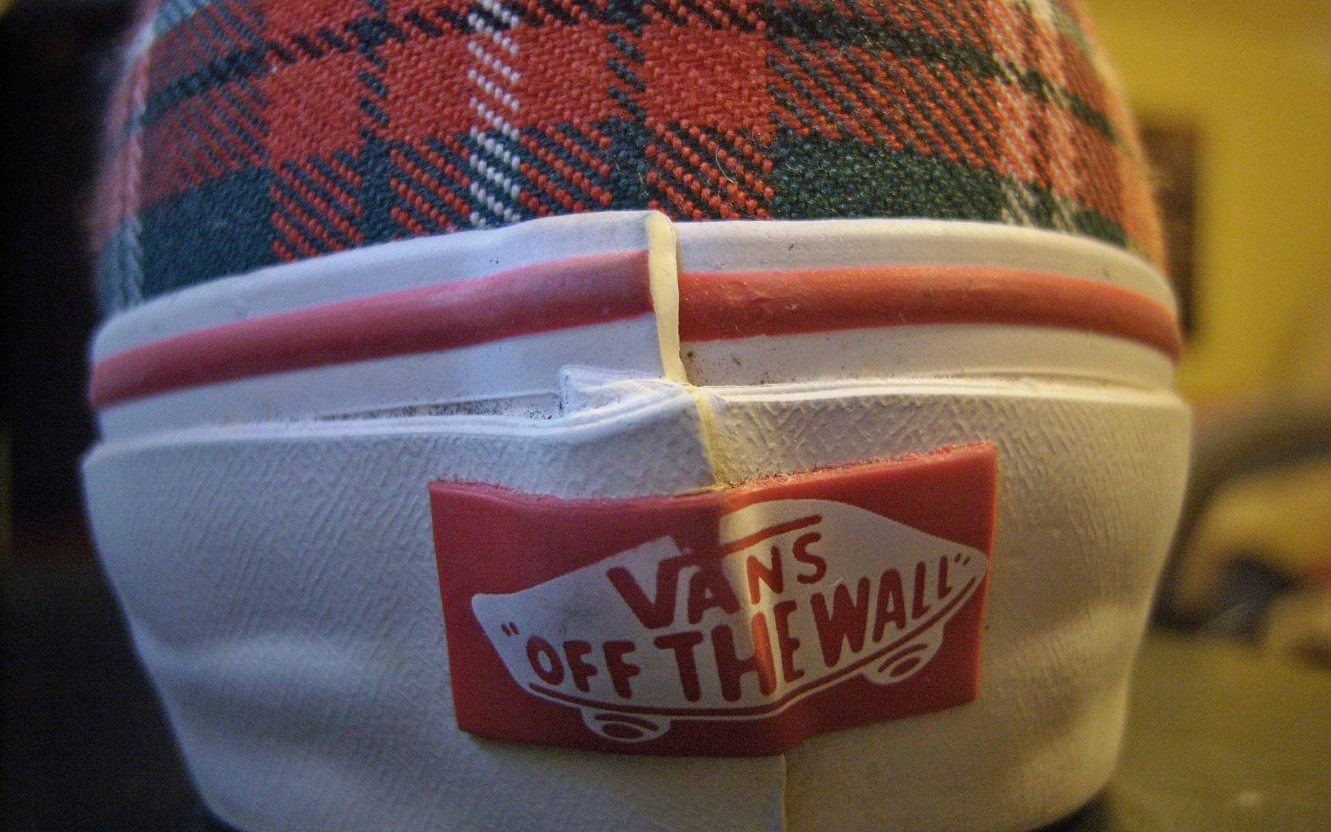 Vans Off The Wall 桌布 壁紙 — 格紋毛帽近照，附有紅白Vans Off The Wall標籤，以橡皮筋固定。