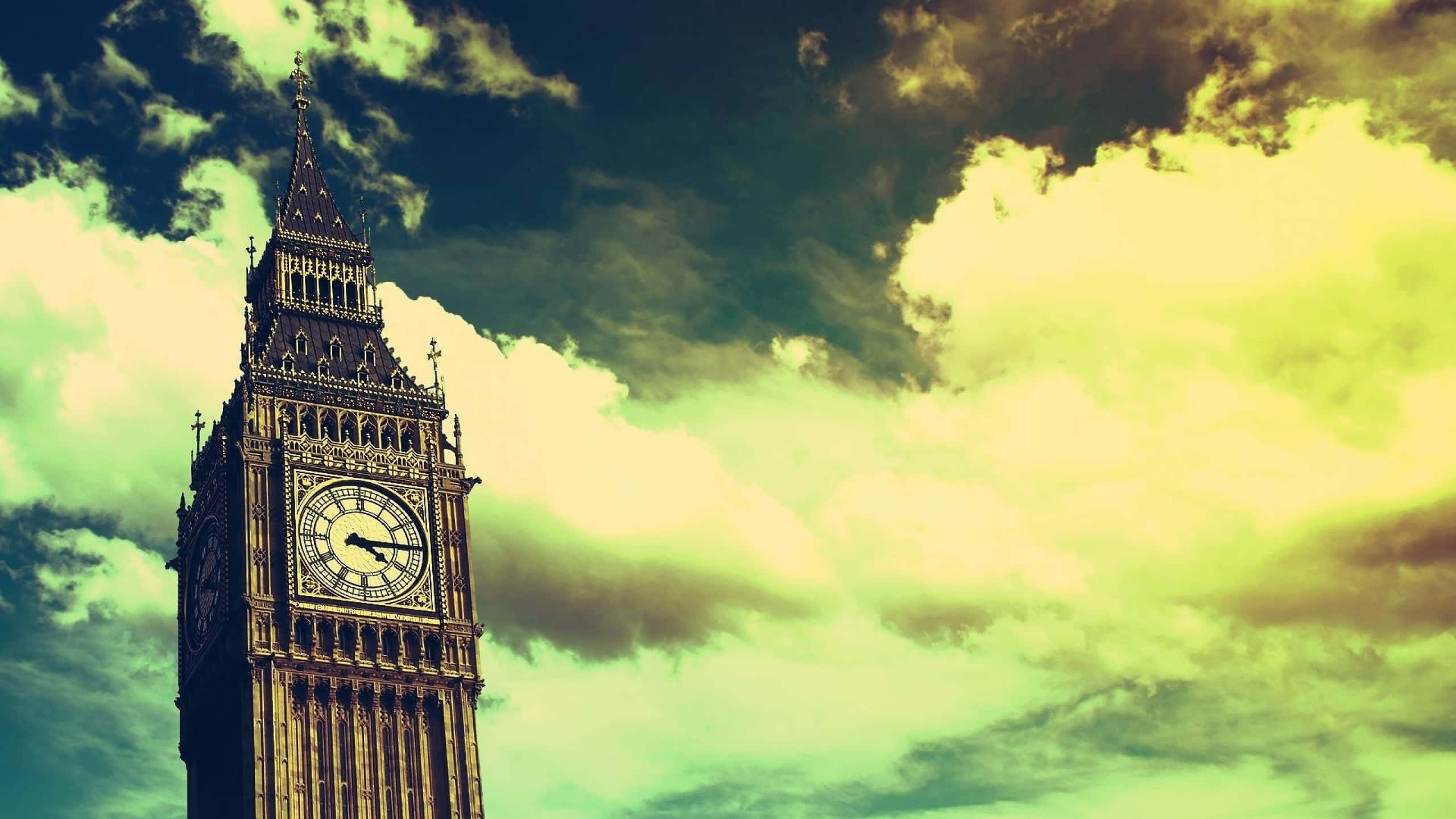 Clock 桌布 壁紙 — 格蘭伊麗莎白塔高聳入雲，天空戲劇性十足，漩渦狀雲朵沐浴在超現實的綠色和黃色色調中。