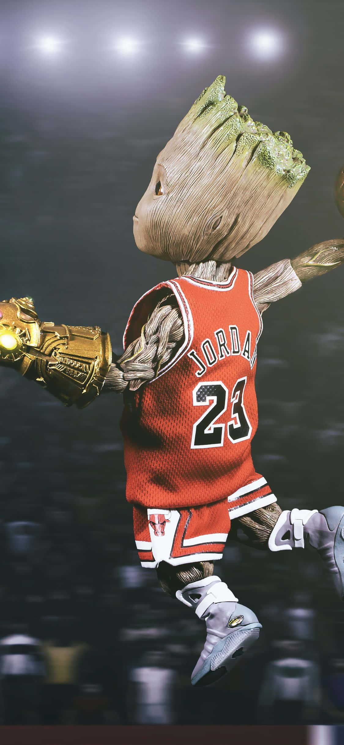 Cartoon NBA Players 桌布 壁紙 — 格魯特在明亮的體育場燈光下，身穿紅色Jordan 23球衣在空中跳躍。