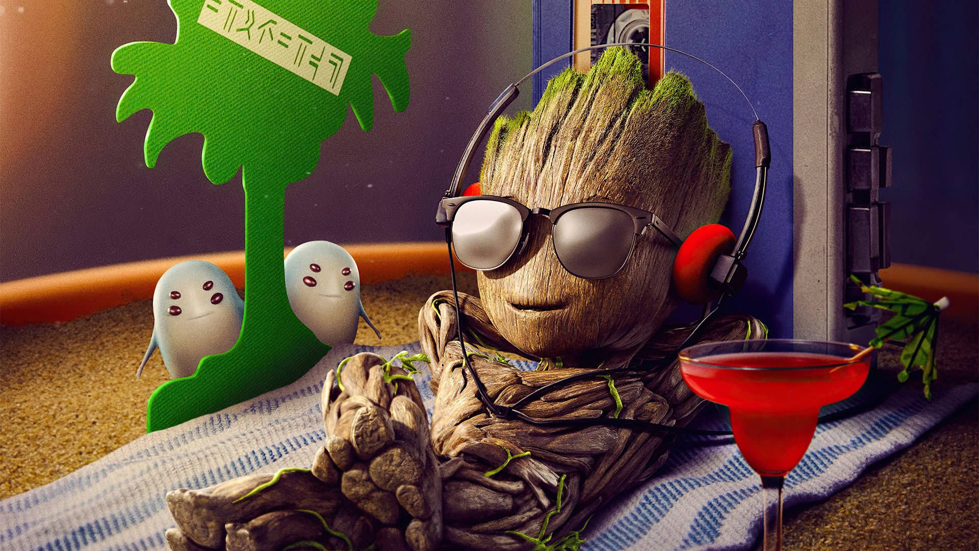 Baby Groot 桌布 壁紙 — 格魯特戴著太陽眼鏡和耳機，在紅色雞尾酒旁邊放鬆，附近有一個綠色棕櫚樹剪影和兩個細小的鬼魂形狀。
