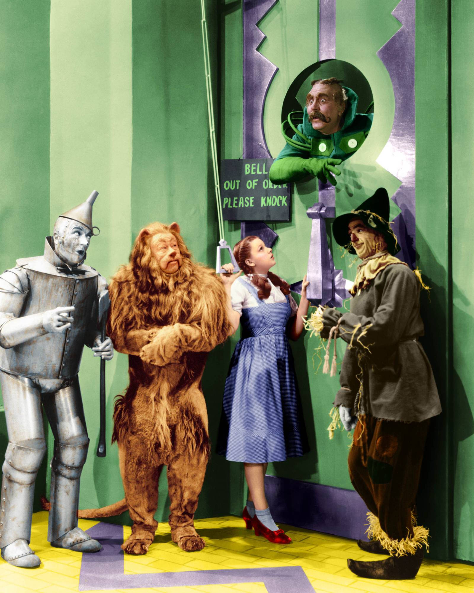 wizard 桌布 壁紙 — 桃樂絲和她的朋友們站在翡翠城的綠色門前，巫師從他的窗戶向外窺視。