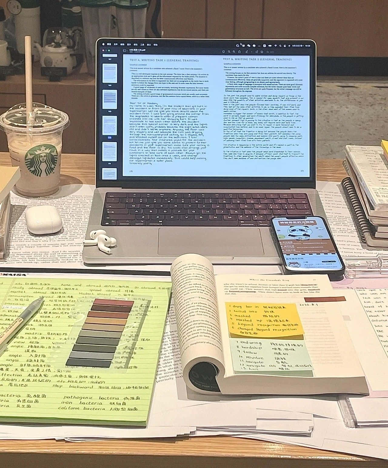桌上擺放筆記型電腦、筆記本及其他物品 壁紙