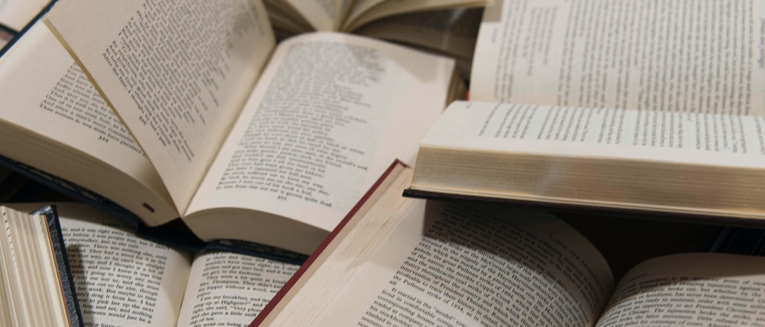 桌上的一堆書 壁紙