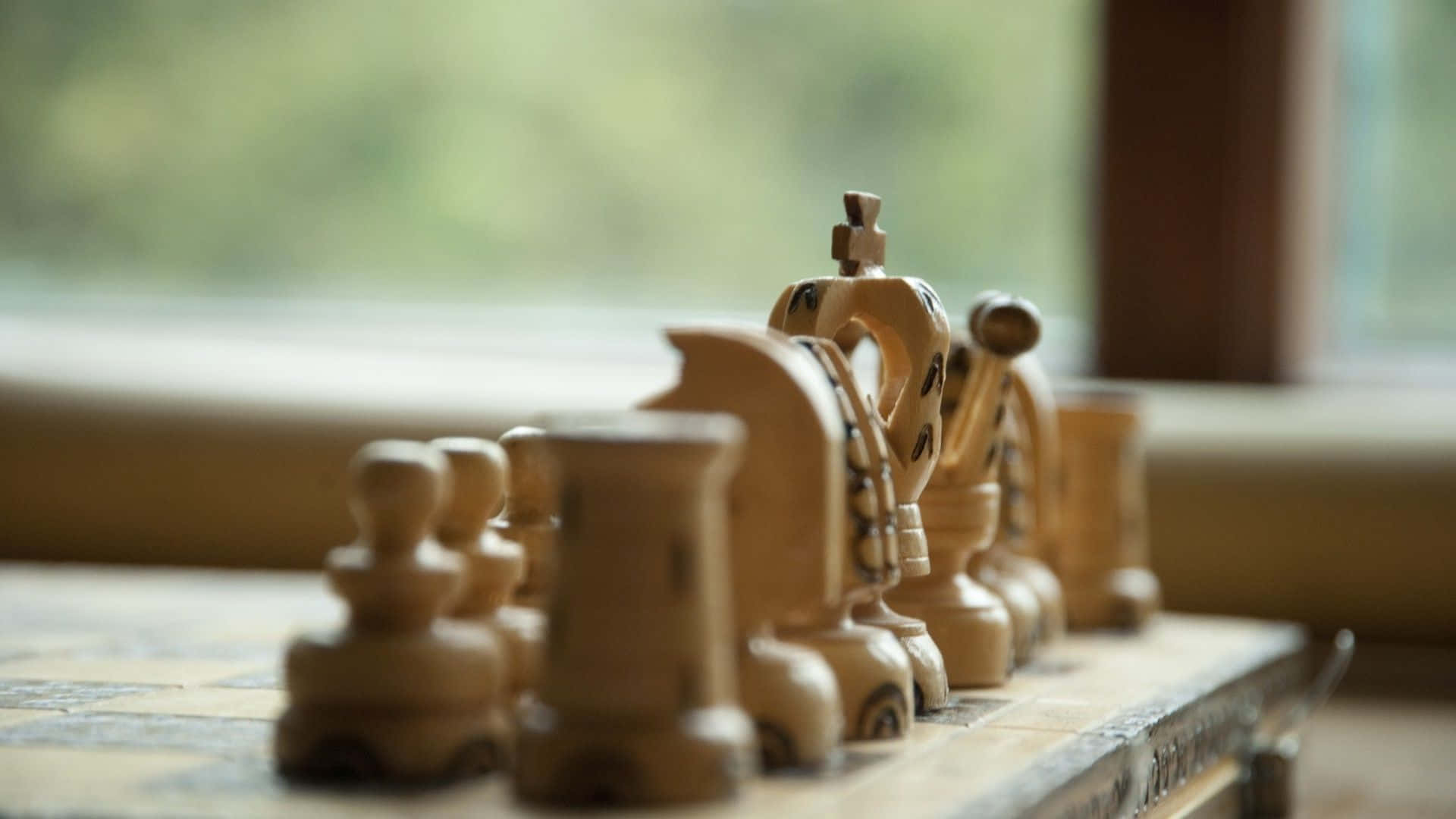 桌上的西洋棋棋子與窗戶 壁紙