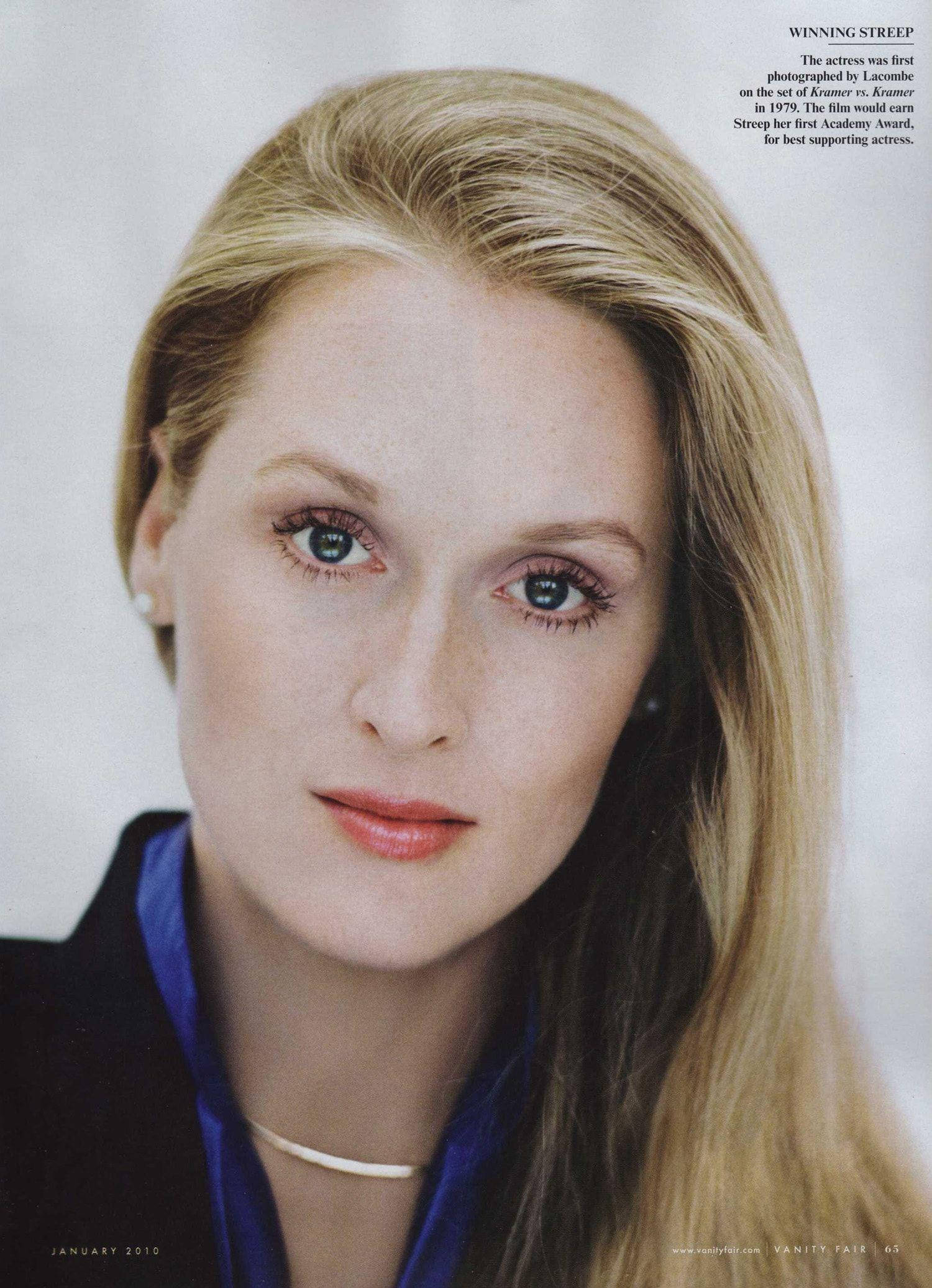 Meryl Streep 桌布 壁紙 — 梅莉·史翠普的頭像特寫，金髮藍眼，直視鏡頭，戴著藍色圍巾和黑色外套。