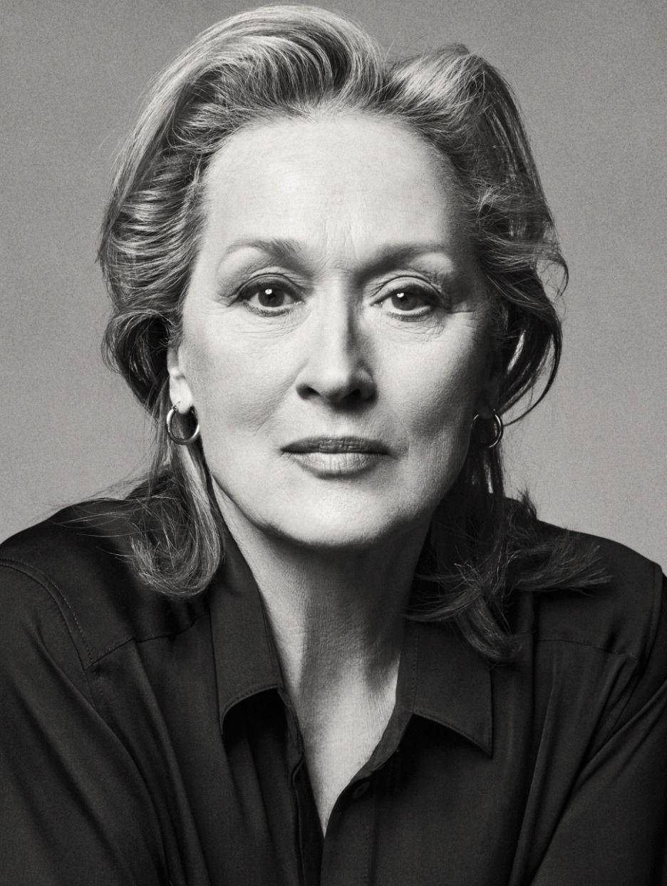 Meryl Streep 桌布 壁紙 — 梅莉史翠普的黑白肖像照，光線柔和，耳環優雅，引人注目。