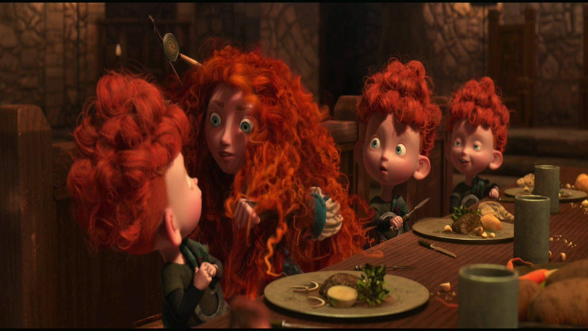 Disney Brave 桌布 壁紙 — 梅莉達和她三個紅髮的孩子在一個舒適的石牆飯廳裡，圍著一張質樸的木桌共享一頓溫暖的飯菜。