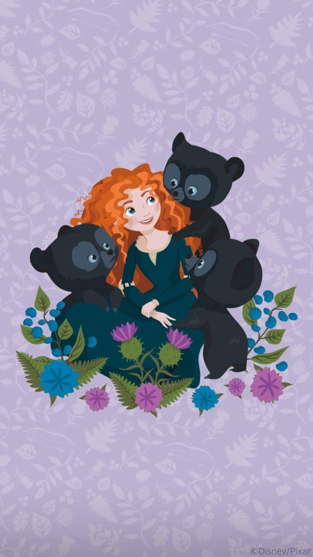 Disney Brave 桌布 壁紙 — 梅莉達在薰衣草花卉背景上，被三隻頑皮的黑熊包圍，在充滿活力的紫色、藍色和粉紅色花朵中溫暖地微笑。