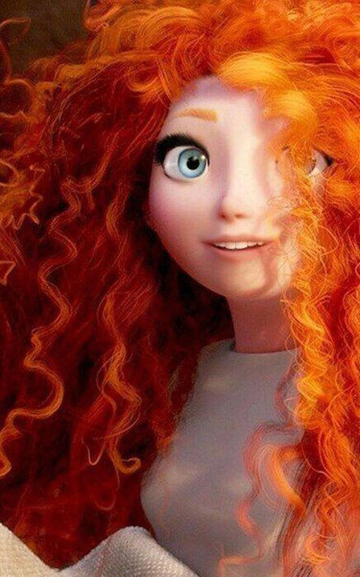 Merida 桌布 壁紙 — 梅莉達的近照，有著火紅的捲髮和明亮的藍眼睛，溫暖地微笑。