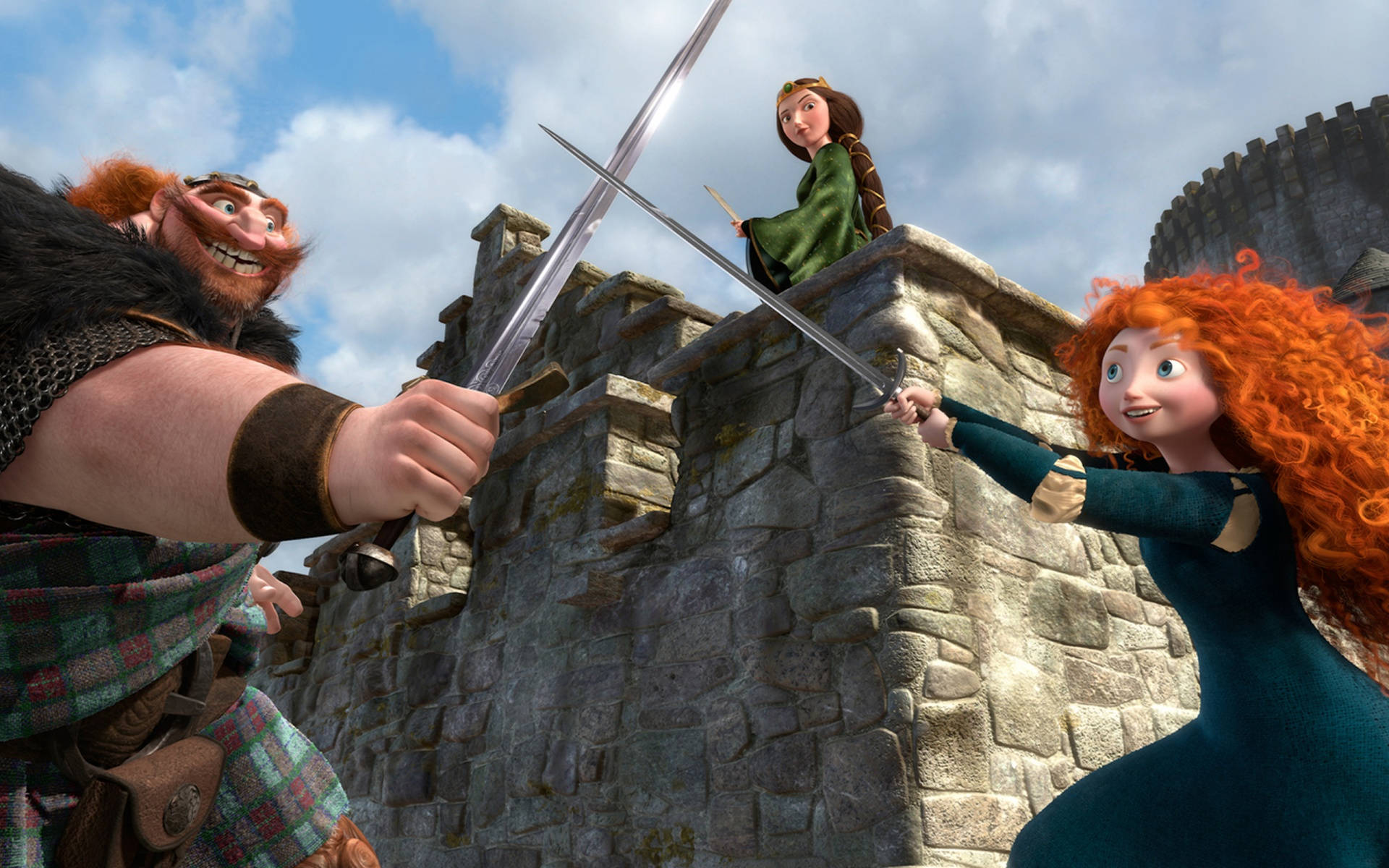 Disney Brave 桌布 壁紙 — 梅莉達與一名戰士在石城堡牆頂上交劍，背景是晴朗藍天與蓬鬆白雲。