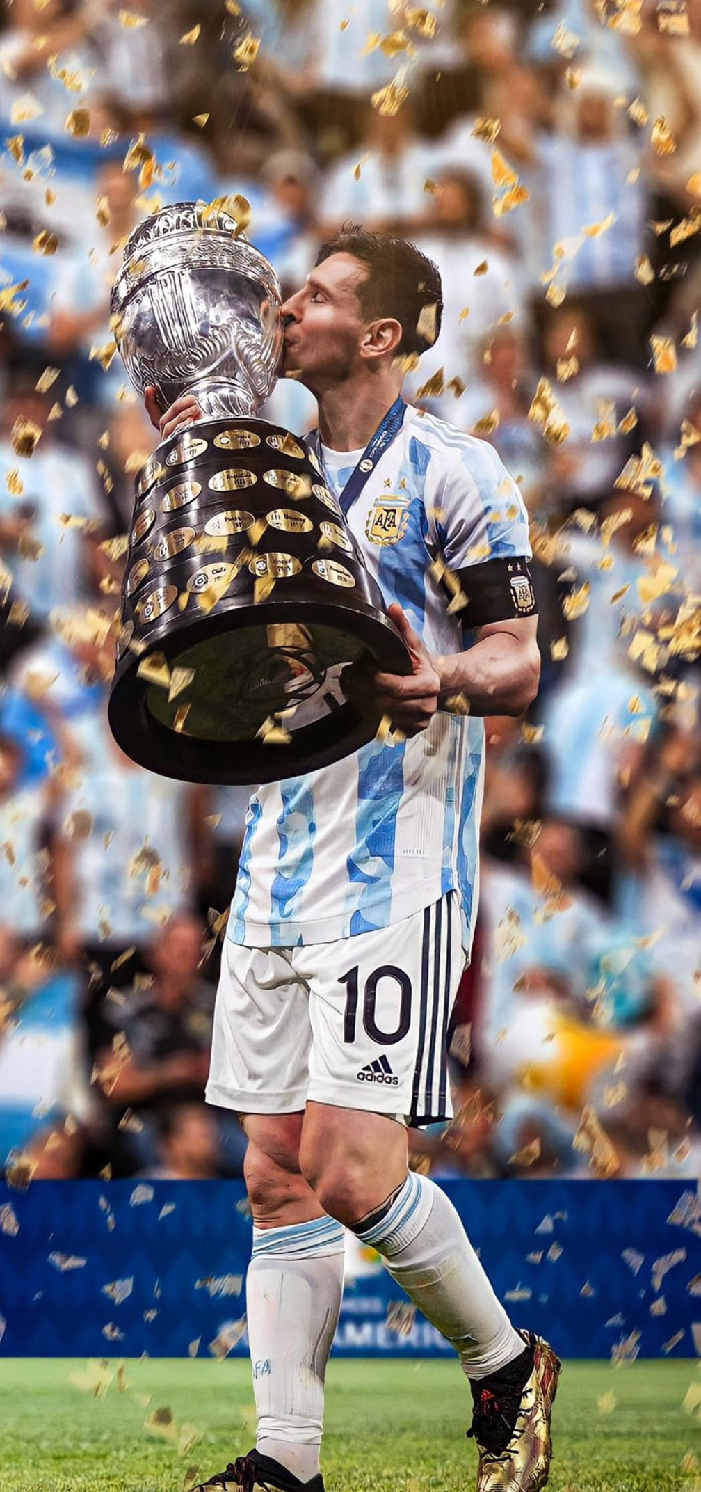 Messi 4K Ultra HD 桌布 壁紙 — 梅西親吻美洲盃獎盃，金色紙屑如雨般灑落在阿根廷足球隊上。