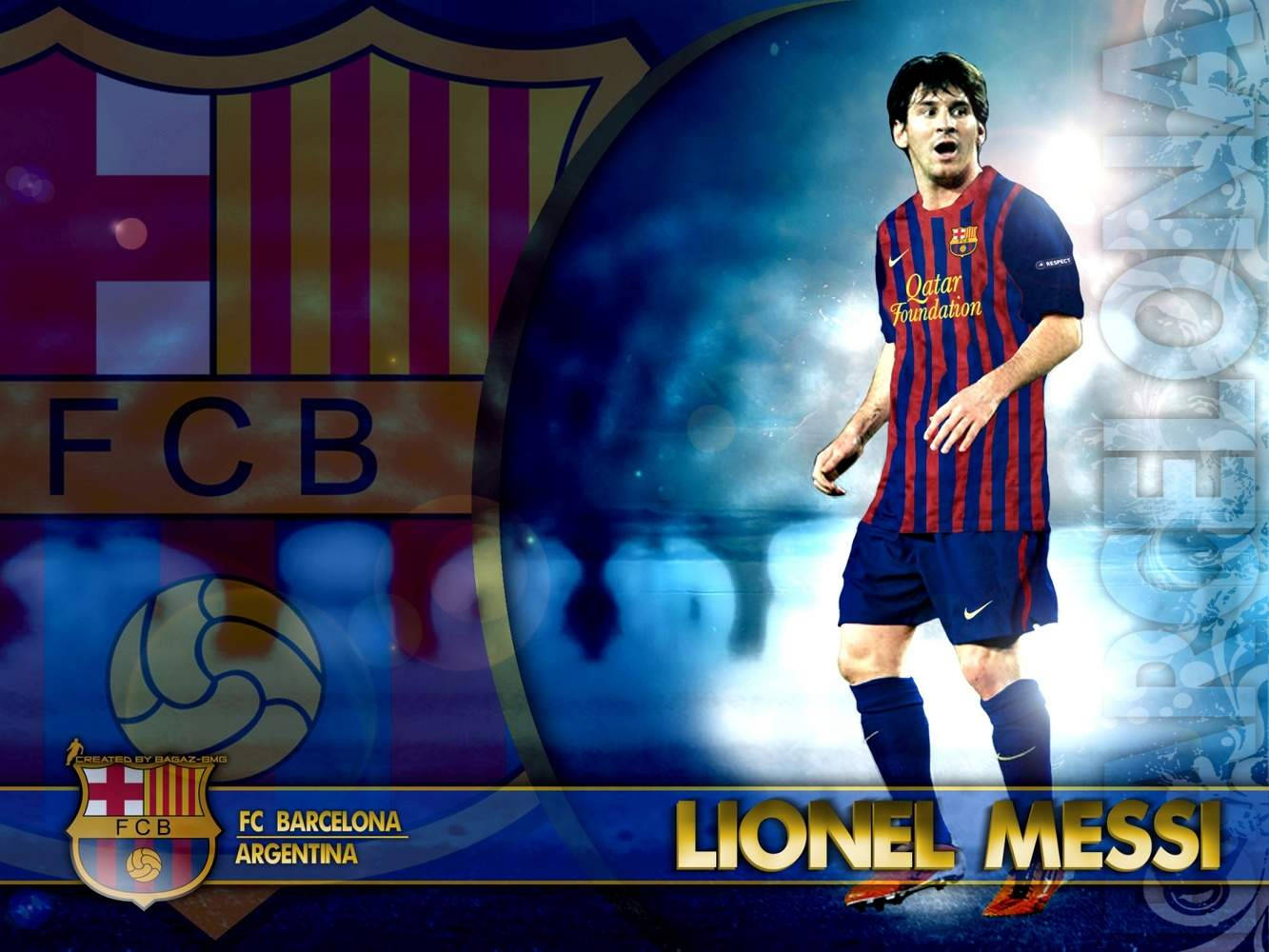 Messi Barcelona 桌布 壁紙 — 梅西身穿巴塞隆納球衣，動感地站在發光藍色球體前，球體上有球隊徽章和足球圖案。