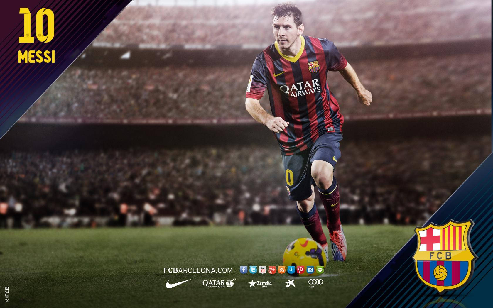 Messi Barcelona 桌布 壁紙 — 梅西身穿巴塞隆納球衣，在明亮燈光下的球場盤帶一個黃色足球。