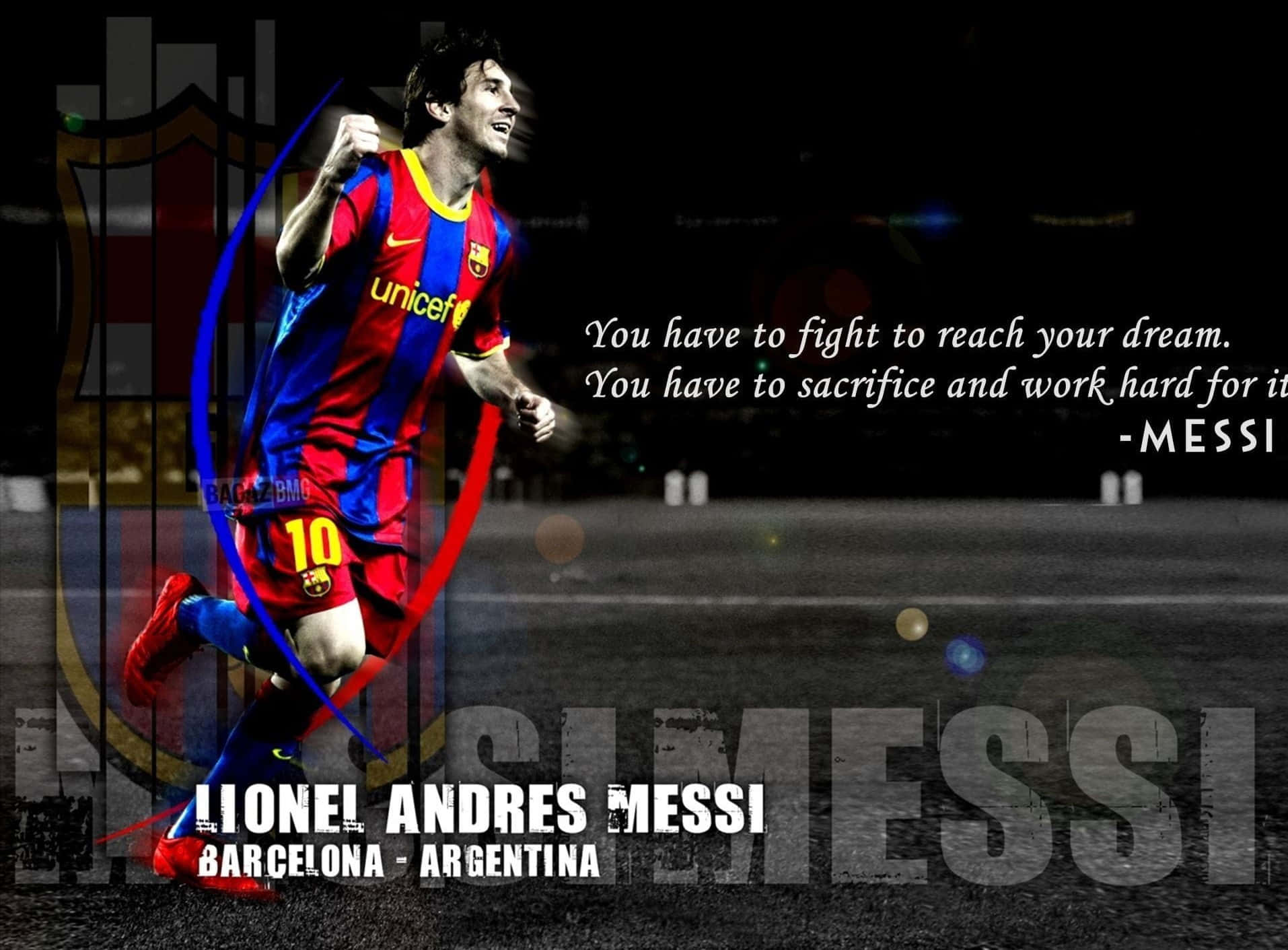 Football Quotes 桌布 壁紙 — 梅西身穿巴塞隆納球衣，在模糊的足球場上勝利慶祝，並帶有勵志文字覆蓋。