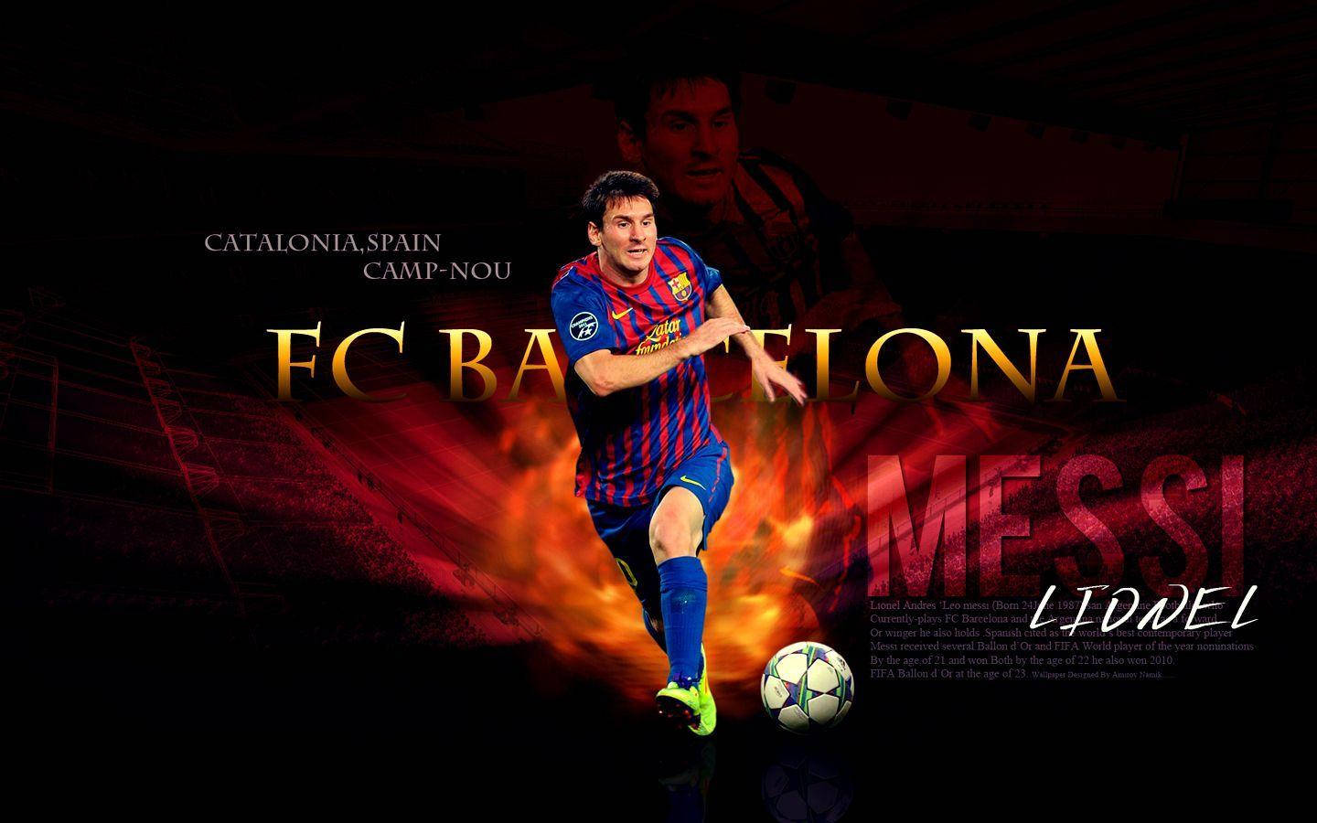 Messi Barcelona 桌布 壁紙 — 梅西身穿巴塞隆納球衣，在火熱的球場背景下盤球，並配有金色文字。