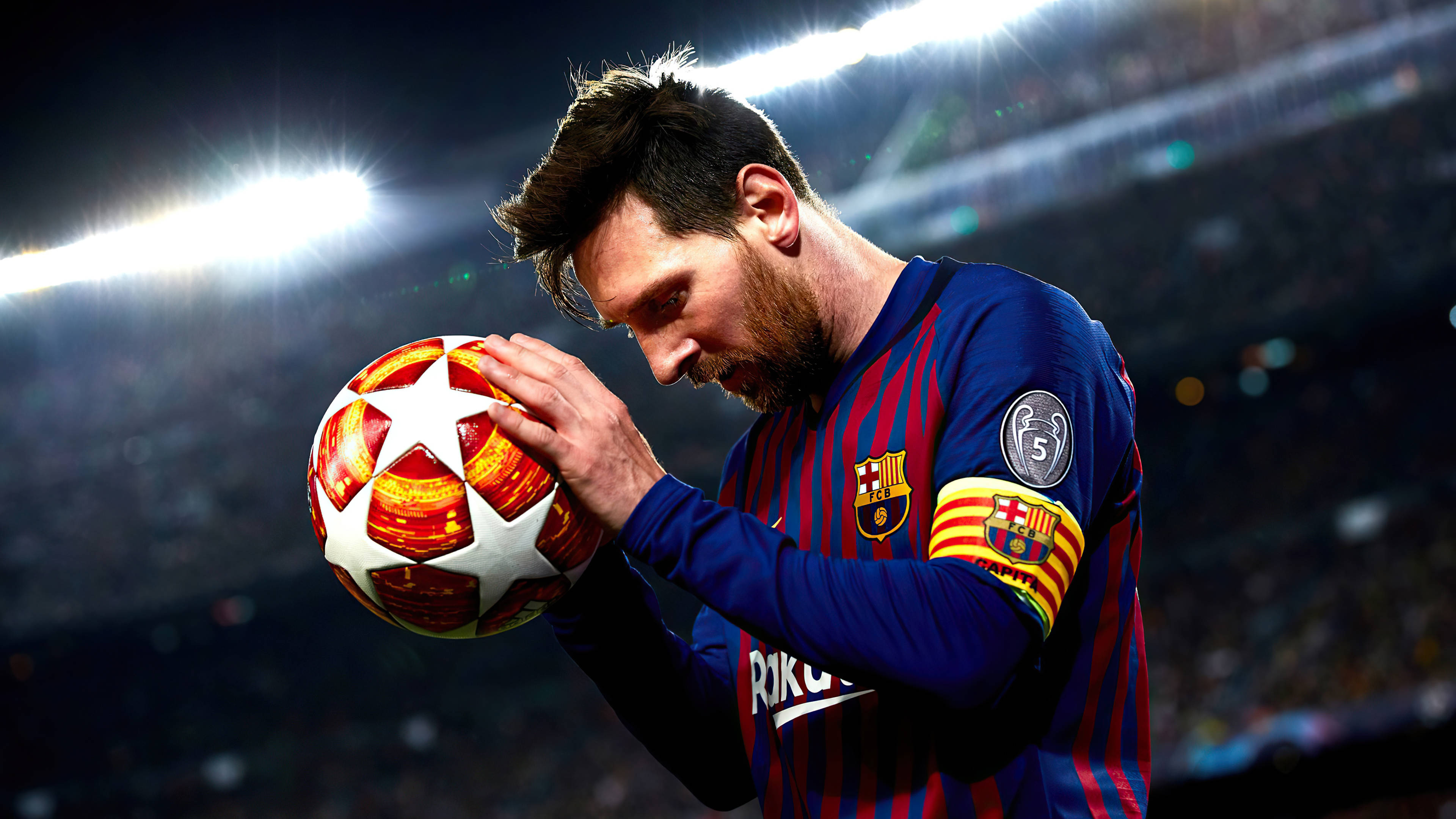 Messi 4K Ultra HD 桌布 壁紙 — 梅西身穿巴塞隆納球衣，在球場燈光下溫柔地懷抱著歐冠足球。