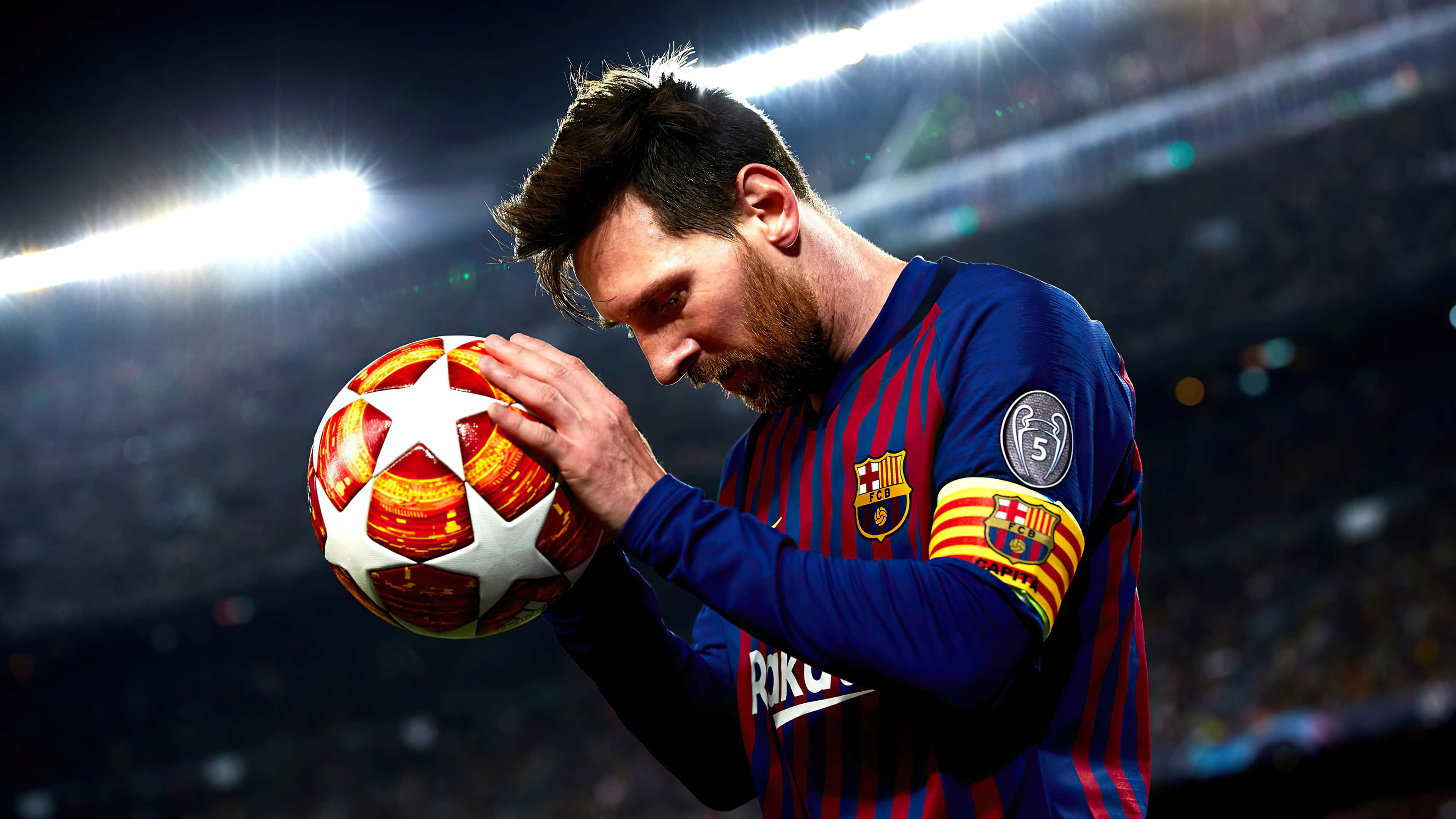 Messi Cool 桌布 壁紙 — 梅西身穿巴塞隆納球衣，在球場燈光下輕輕懷抱著一個歐冠足球。