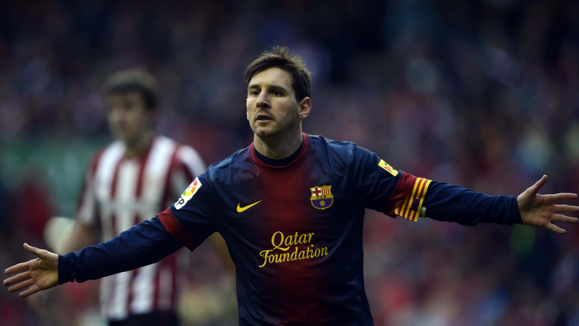 Messi Cool 桌布 壁紙 — 梅西身穿巴塞隆納球衣，在足球比賽期間於球場人群中張開雙臂。