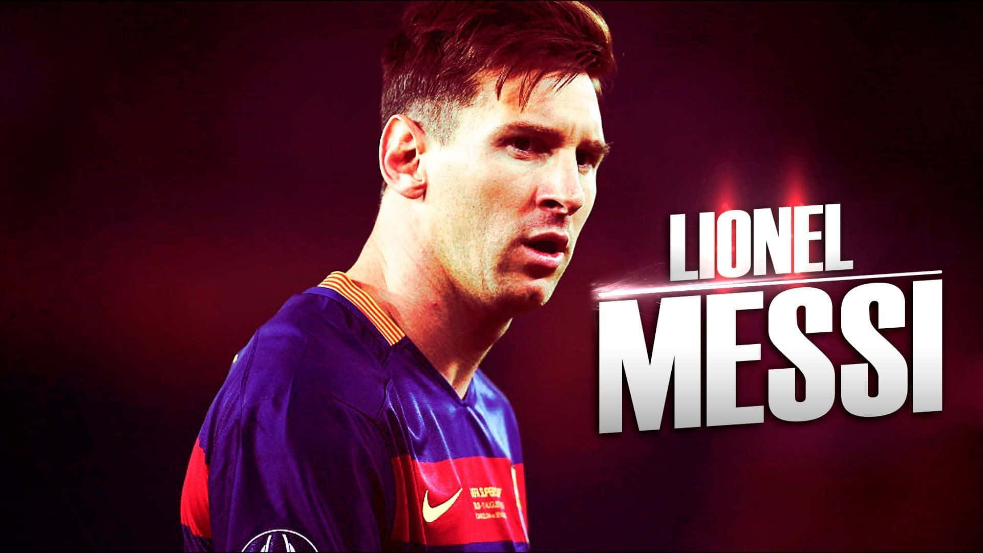 Lionel Messi Cool 桌布 壁紙 — 梅西身穿紫色和紅色足球球衣，在深紅色背景上，他的名字以粗體白色文字顯示，他凝視著前方。
