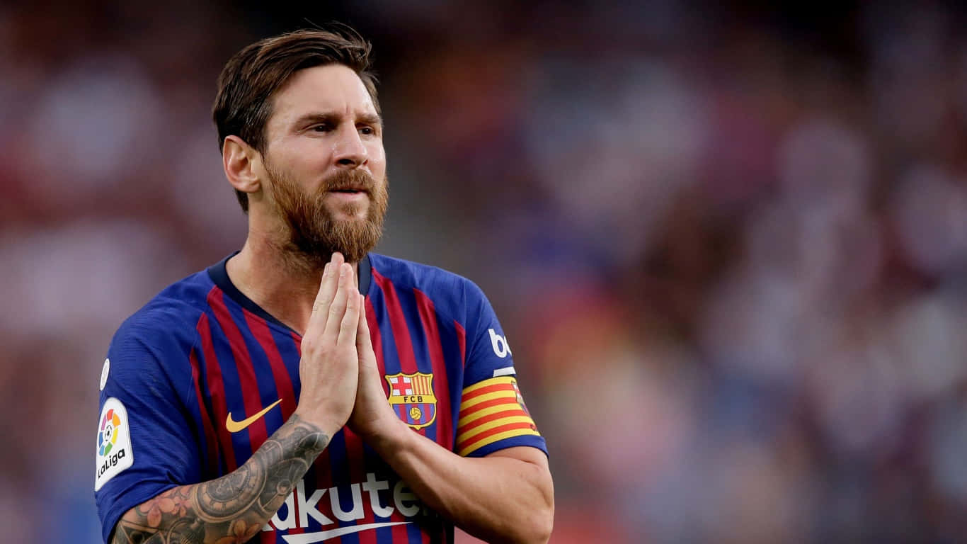 Messi Cool 桌布 壁紙 — 梅西身穿藍紅條紋巴塞隆納球衣，在比賽中合十表示感謝。