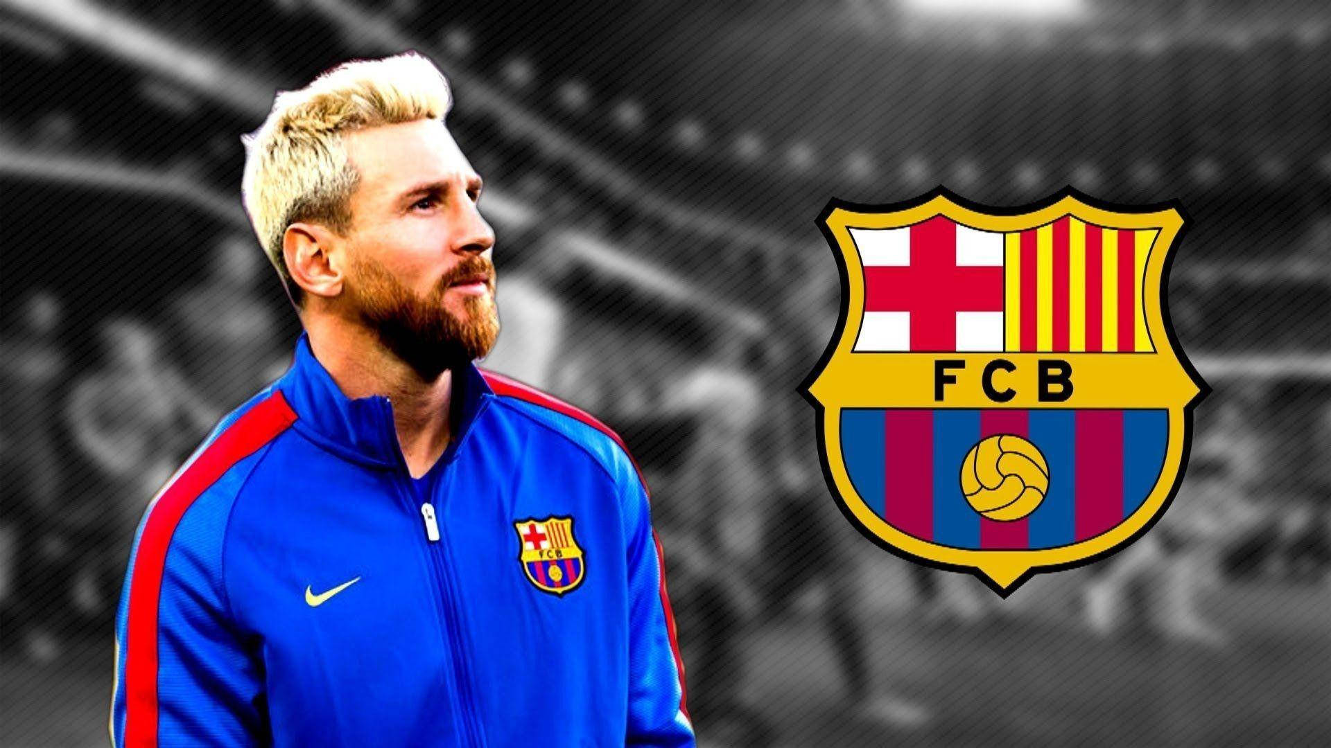 Messi Barcelona 桌布 壁紙 — 梅西身穿藍色巴塞隆納運動服，自信地站在俱樂部徽章旁邊，背景是模糊的球場。