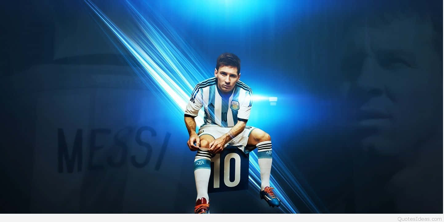 Lionel Messi Cool 桌布 壁紙 — 梅西身穿阿根廷球衣自信地坐在發光的藍色基座上，背景有戲劇性的光束和他的名字。