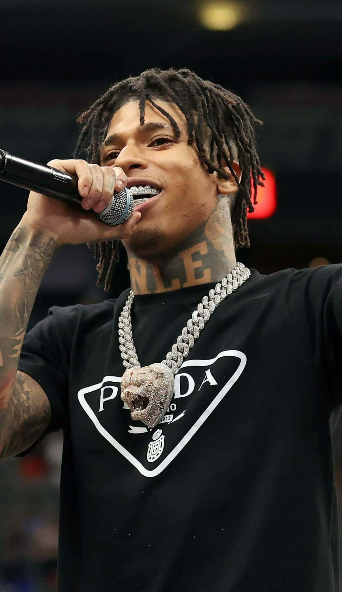 說唱歌手在舞台上用麥克風和鑽石鏈條表演。 — NLE Choppa GIF 壁紙