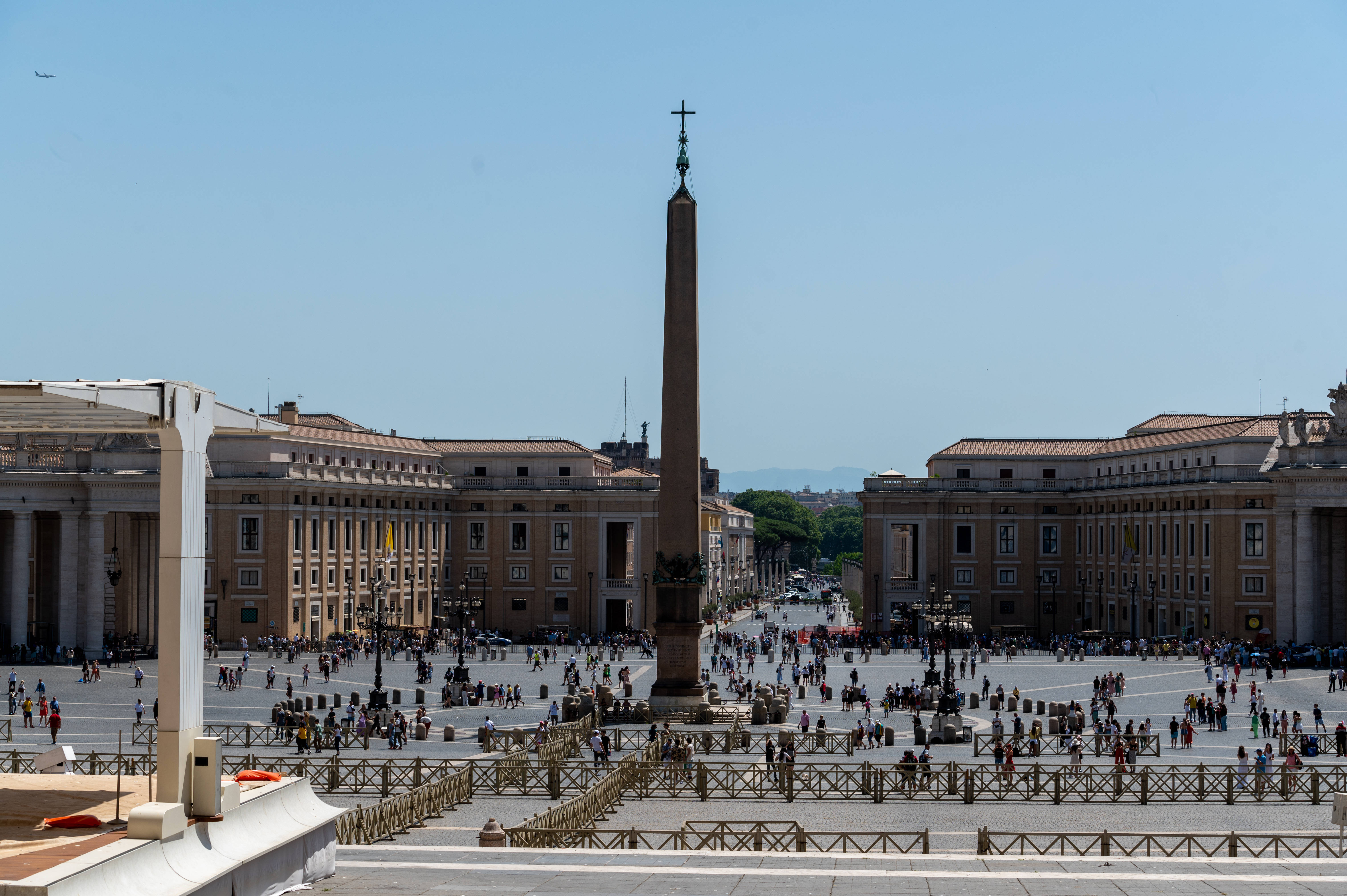 Vatican 桌布 壁紙 — 梵蒂岡聖彼得廣場的寬闊陽光景觀，高聳的方尖碑和藍天白雲下的遊客人潮。