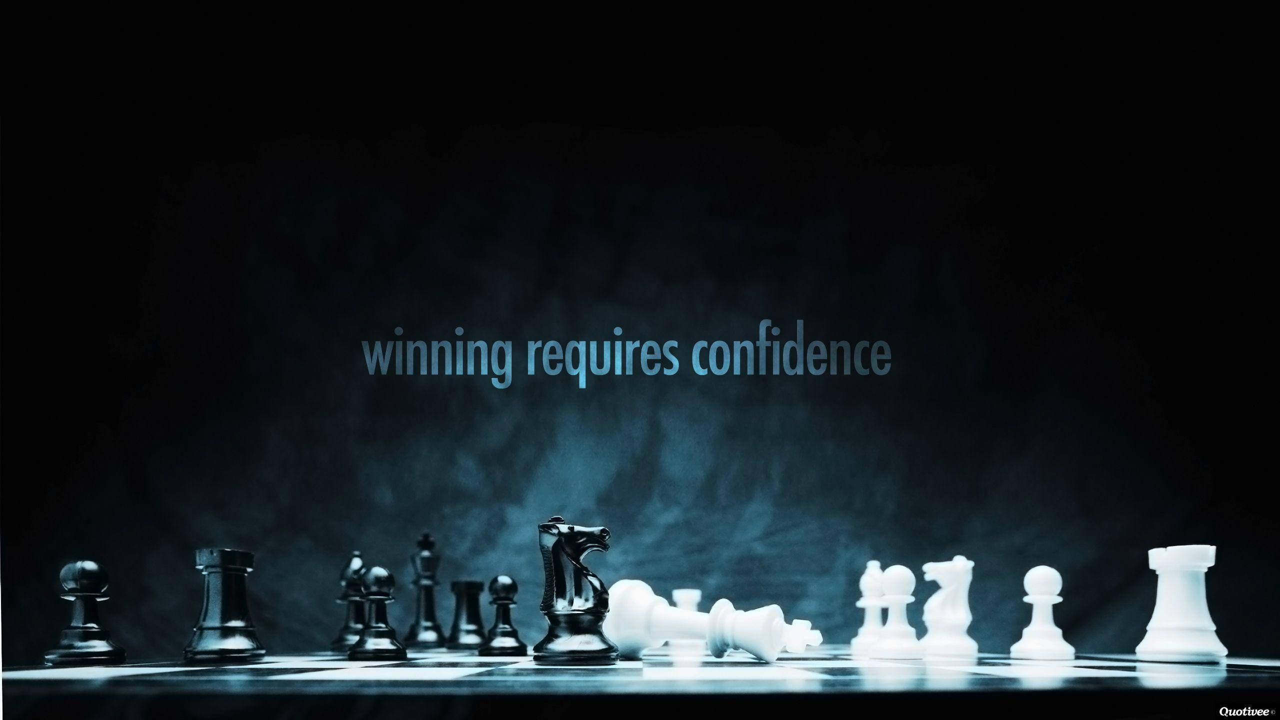 勵志 桌布 壁紙 — 棋盤上的國際象棋棋子，有倒下的白色棋子，以及「winning requires confidence」文字在黑暗煙霧背景中發出藍光。