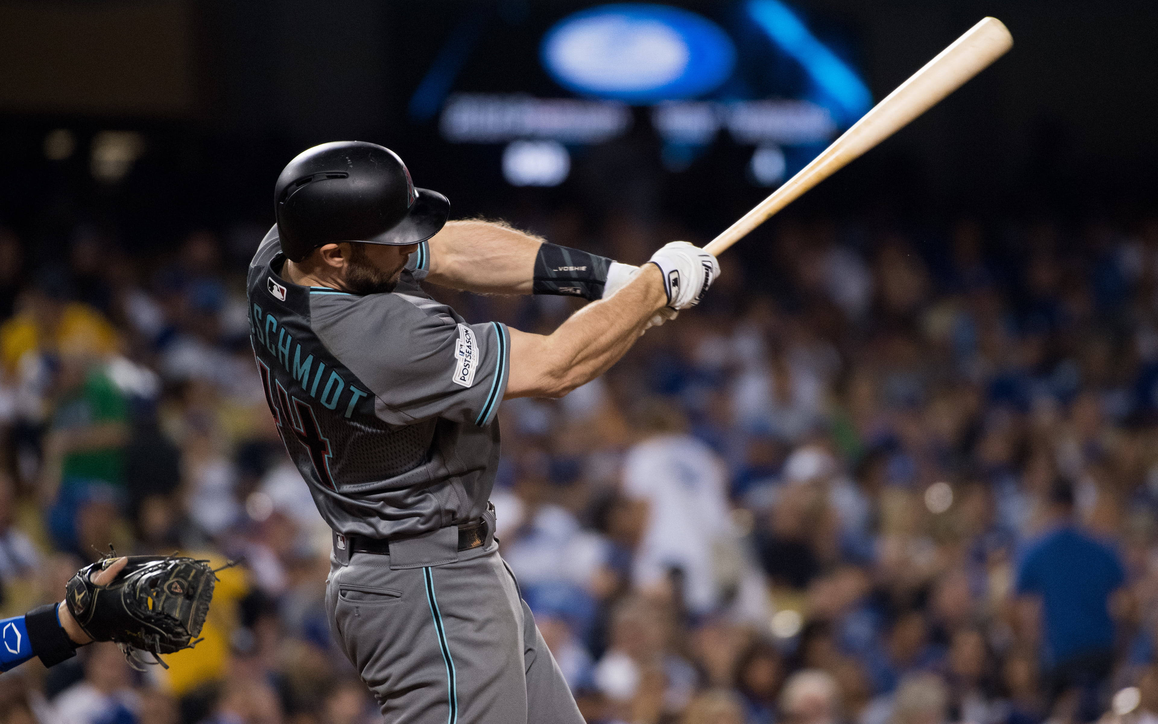 Paul Goldschmidt 桌布 壁紙 — 棒球手Adam Lind在夜間比賽中於球場燈光下強力揮棒。