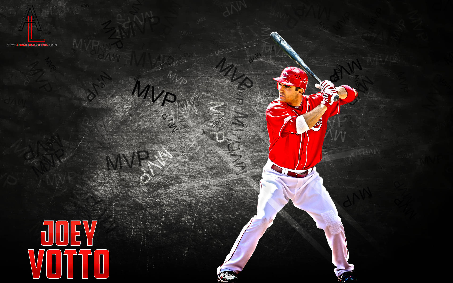 Joey Votto 桌布 壁紙 — 棒球手Joey Votto身穿紅色球衣，在深色黑板背景前揮棒，背景有「MVP」字樣。