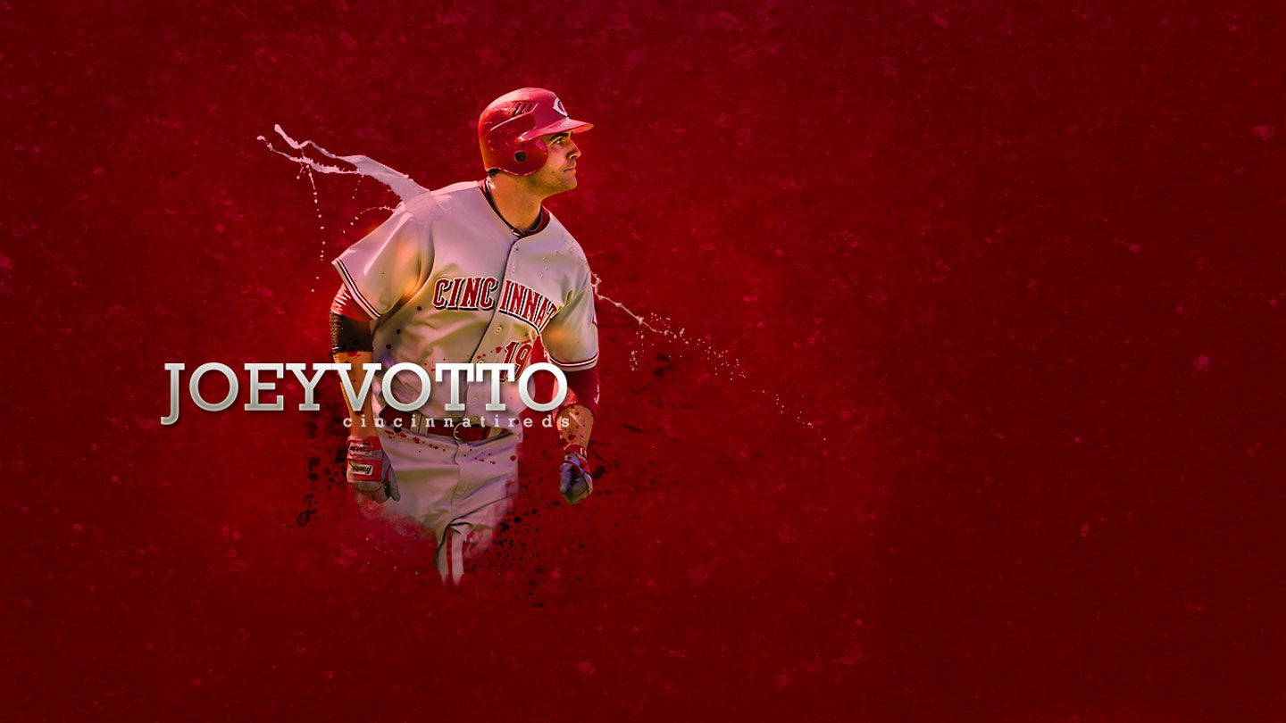 Reds 桌布 壁紙 — 棒球手Joey Votto身穿辛辛那提紅人隊制服，在戲劇性燈光下穿過紅色飛濺效果奔跑。